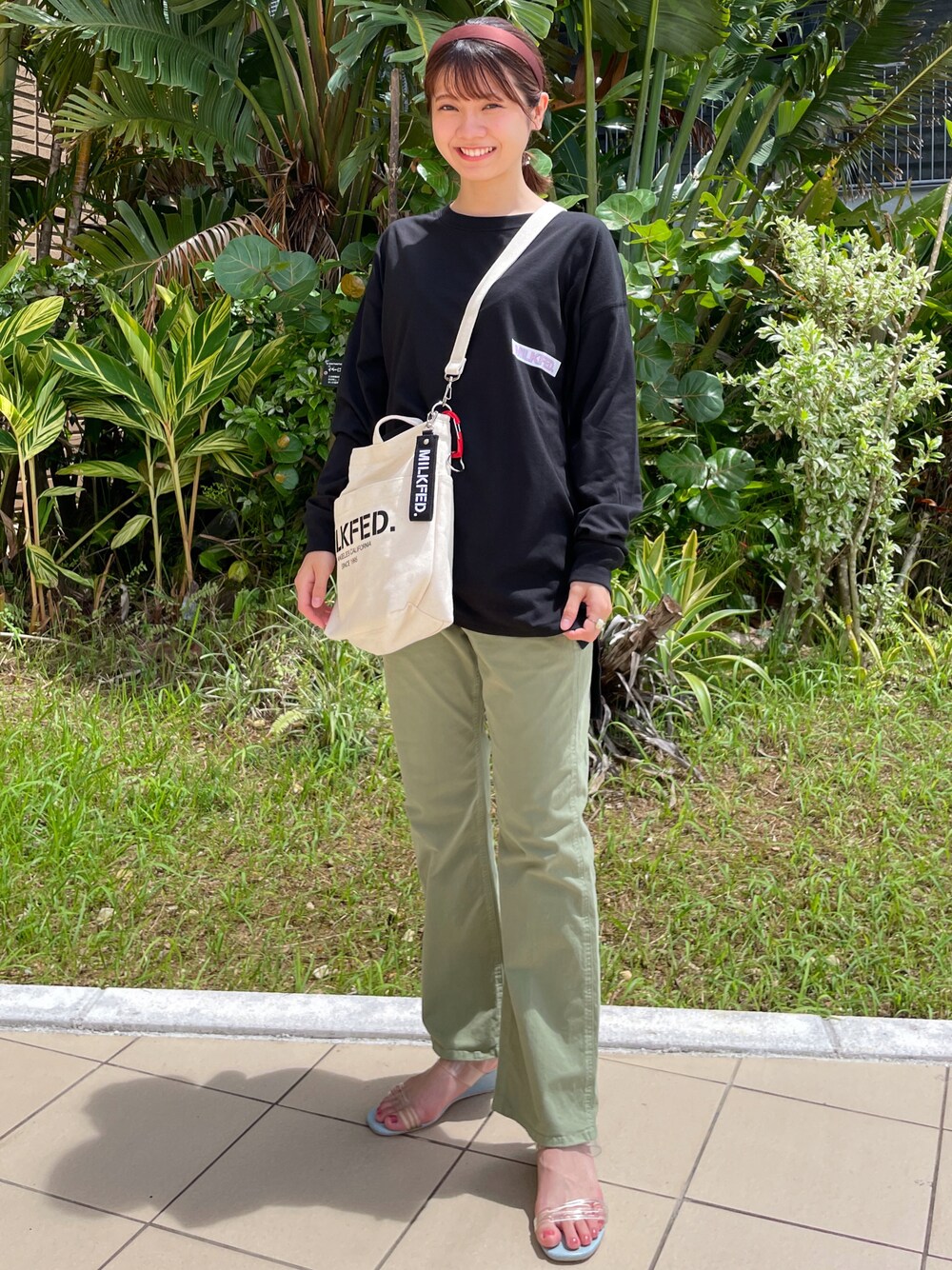 ブラック系のTシャツ/カットソー、グリーン系のパンツ、ホワイト系のバッグを着用したレディースの夏コーディネートの1枚目の写真