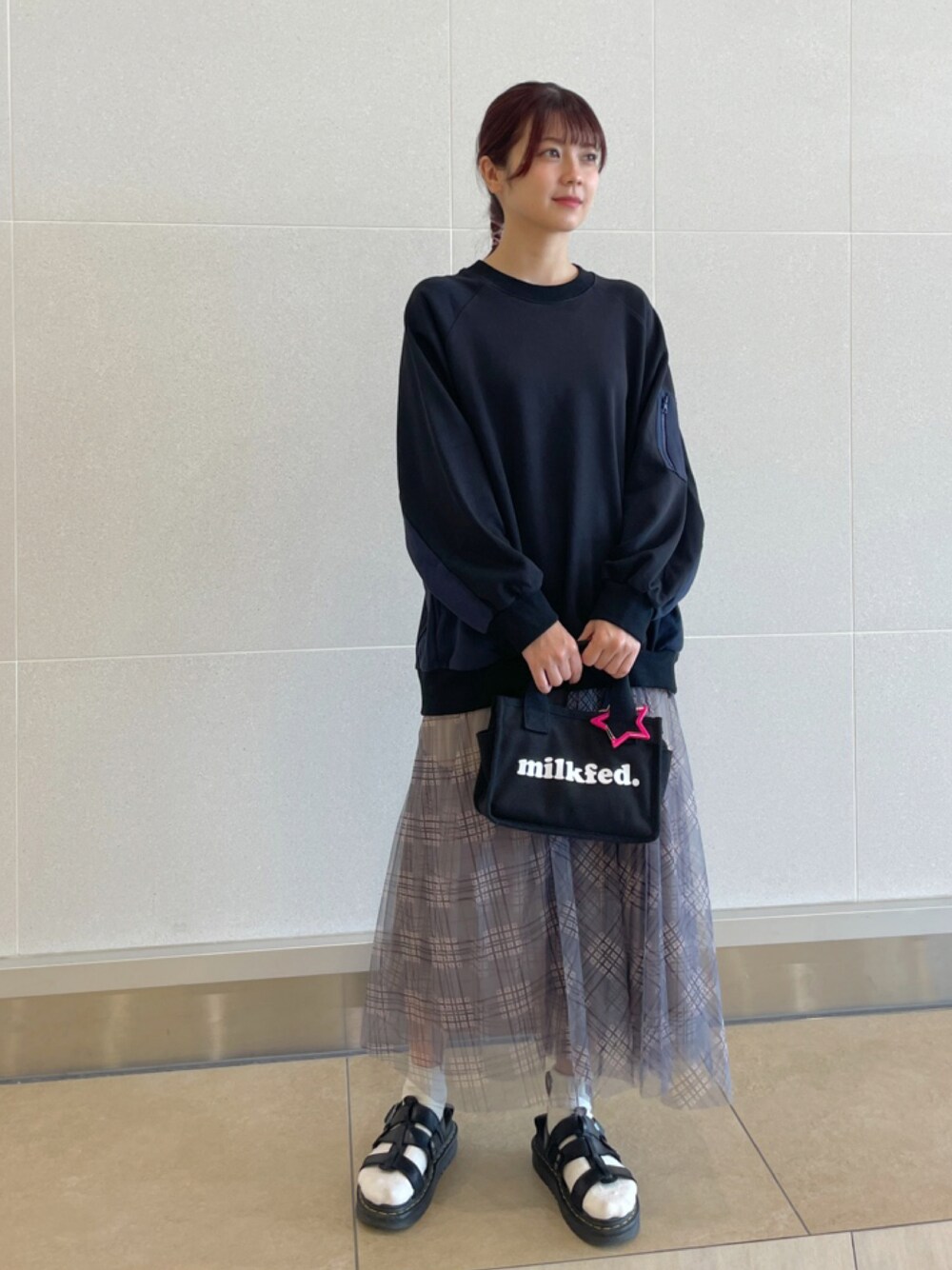 「MILKFED.のアイテム（トップス、ブラック系）」を使った、あやかさん（レディース・157cm）の秋コーディネートの1枚目の写真