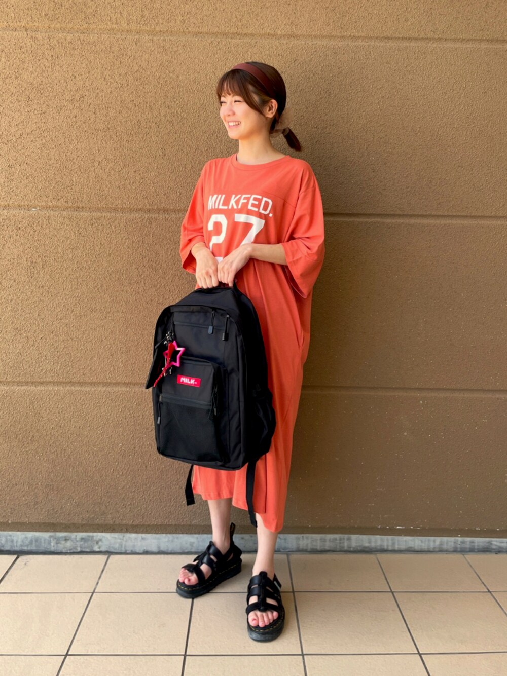 「MILKFED.のアイテム（シャツワンピース、オレンジ系）」を使った、あやかさん（レディース・157cm）の夏コーディネートの1枚目の写真