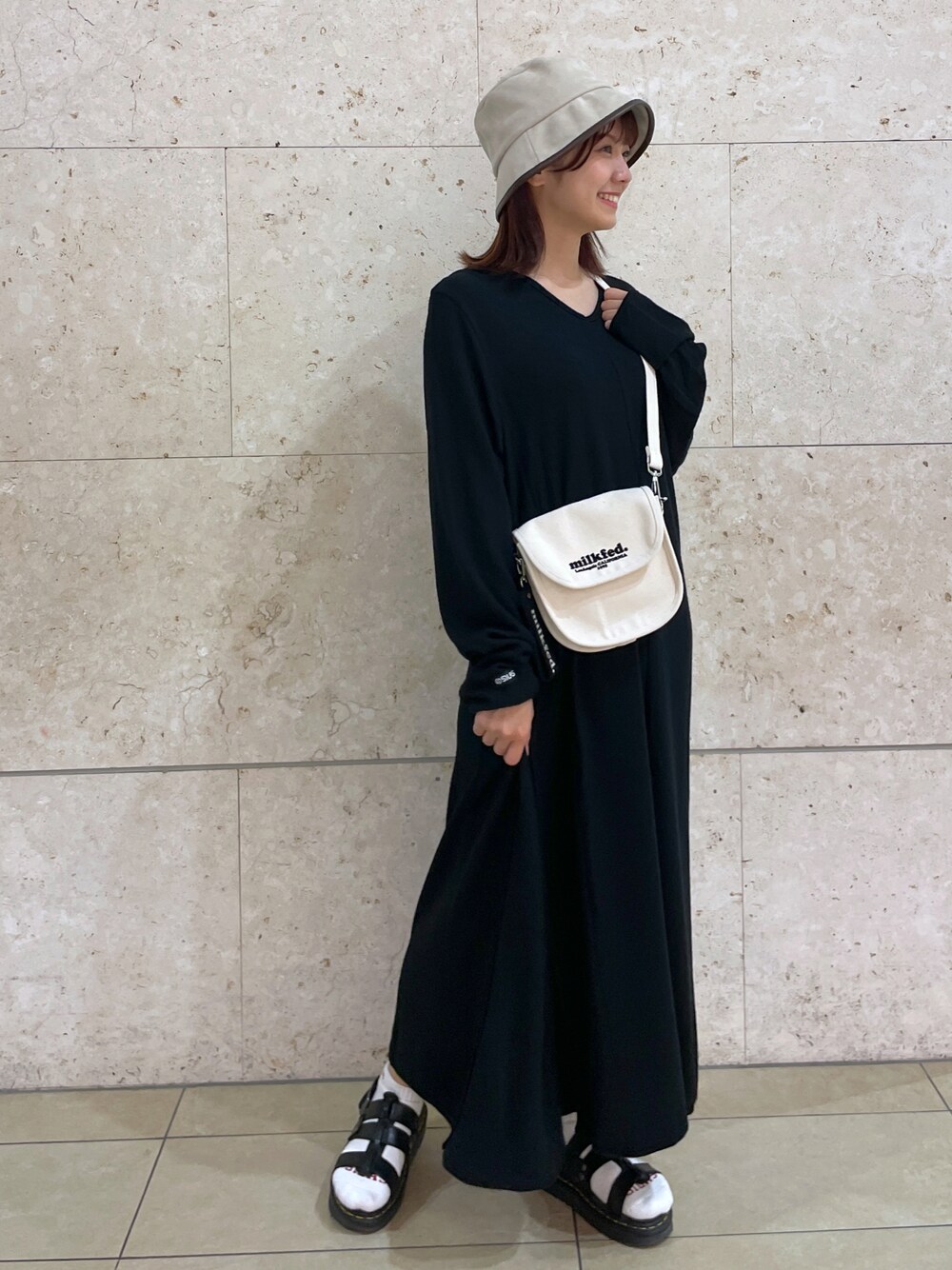 「SILASのアイテム（ワンピース/ドレス、ブラック系）」を使った、あやかさん（レディース・157cm）の秋コーディネートの1枚目の写真