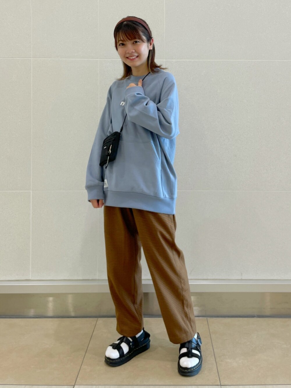 「MILKFED.のアイテム（パンツ、ブラウン系）」を使った、あやかさん（レディース・157cm）の秋コーディネートの1枚目の写真