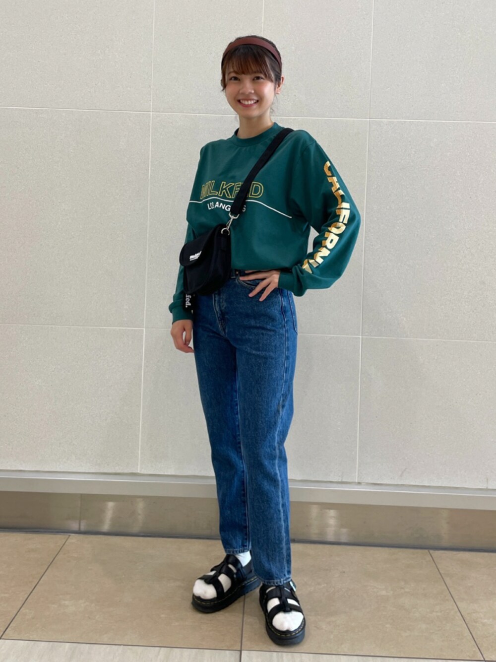 「デニム、秋のコーデ、ロンT、ミルクフェド、MILKFED.、秋コーデ」｜「MILKFED.のDENIM PANTS（その他パンツ、ブルー系）」を使った、あやかさん（レディース・157cm）の秋コーディネートの1枚目の写真