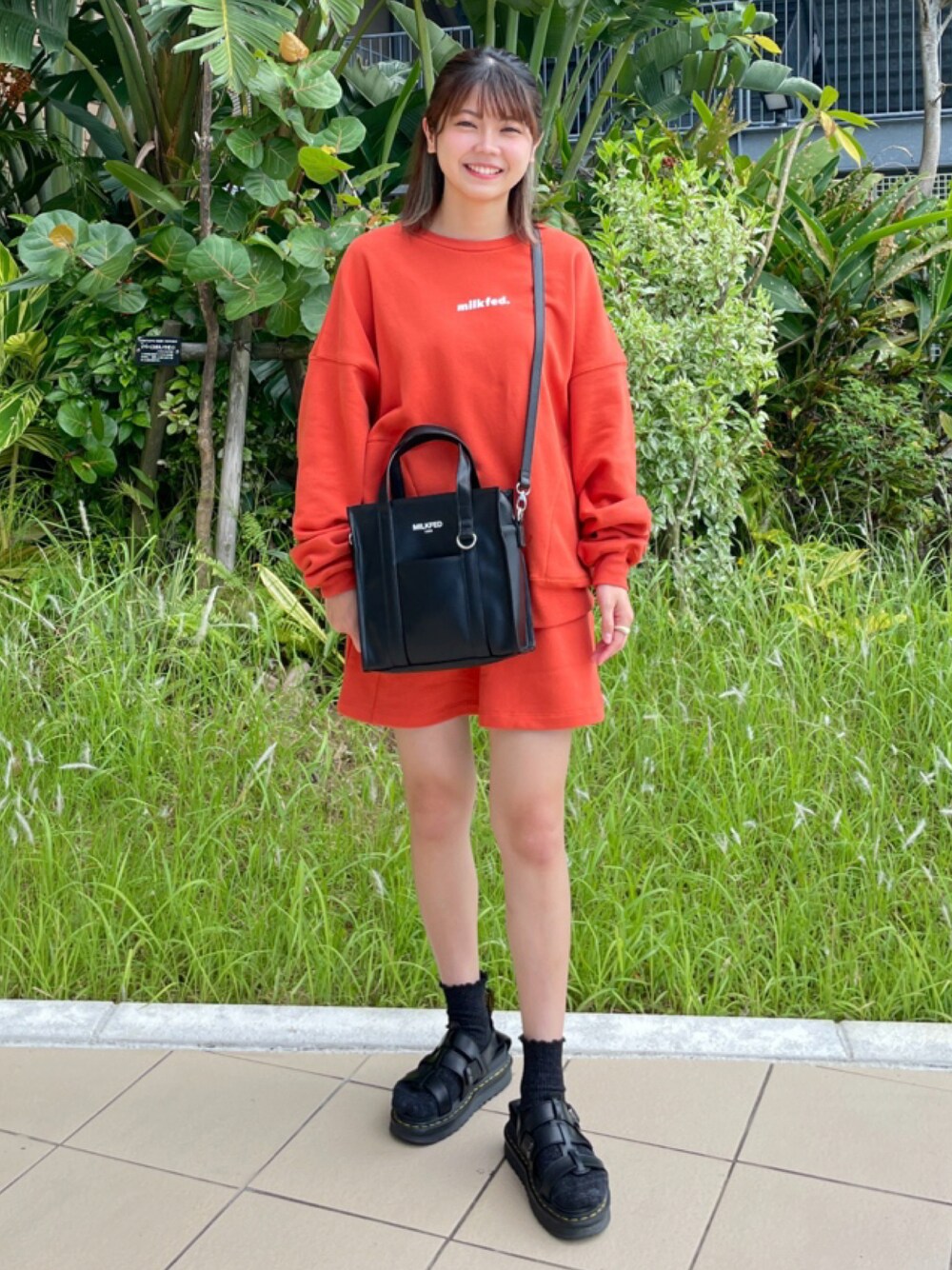 「MILKFED.のアイテム（ショルダーバッグ、ブラック系）」を使った、あやかさん（レディース・157cm）の秋コーディネートの1枚目の写真