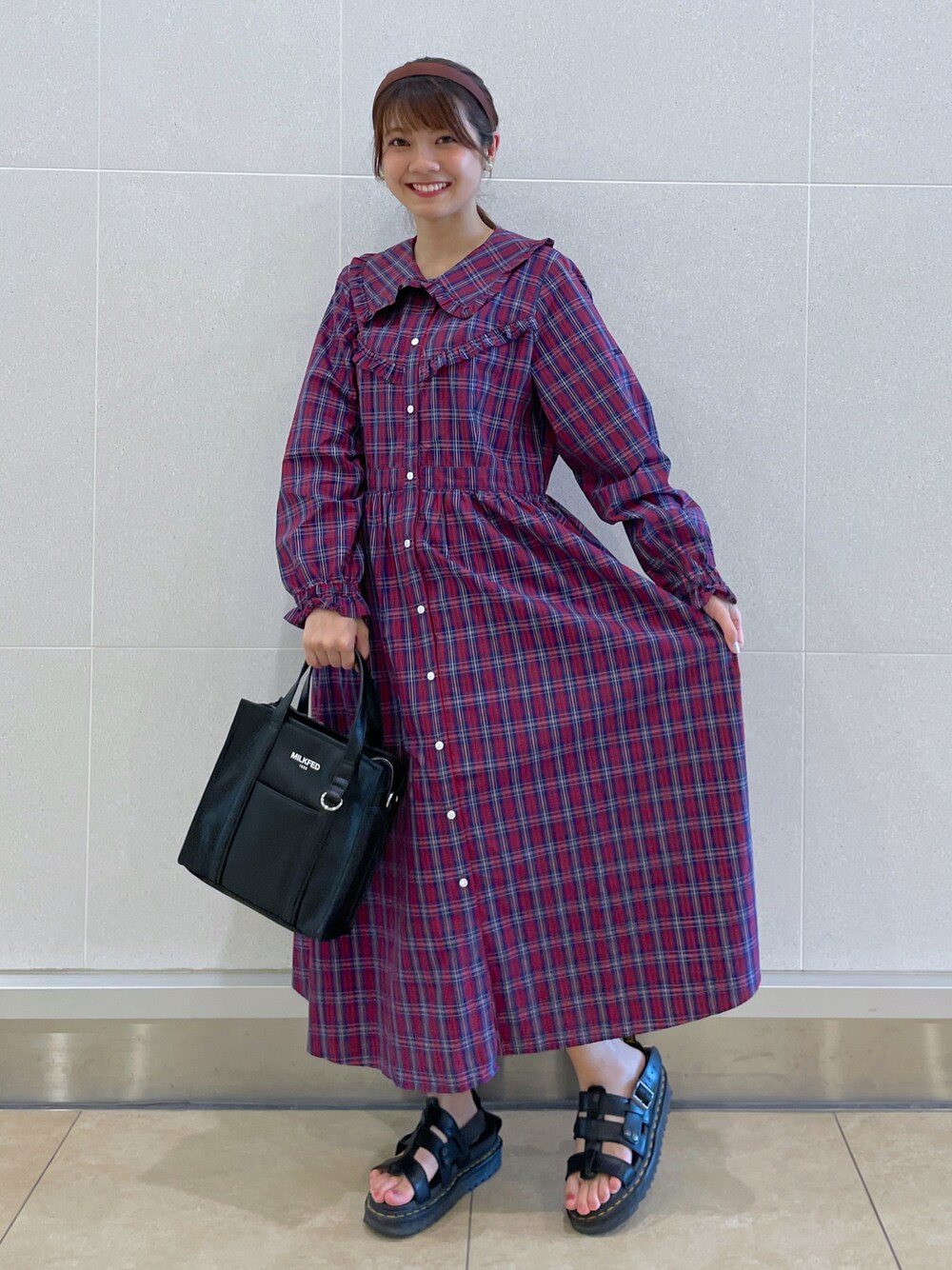 「ワンピース、チェック柄、ミルクフェド、MILKFED.、ootd、レトロワンピース、ビッグカラー、秋トレンド2021」｜「MILKFED.の2WAY SQUARE FAUX LEATHER BAG（ショルダーバッグ、ブラック系）」を使った、あやかさん（レディース・157cm）の夏コーディネートの1枚目の写真