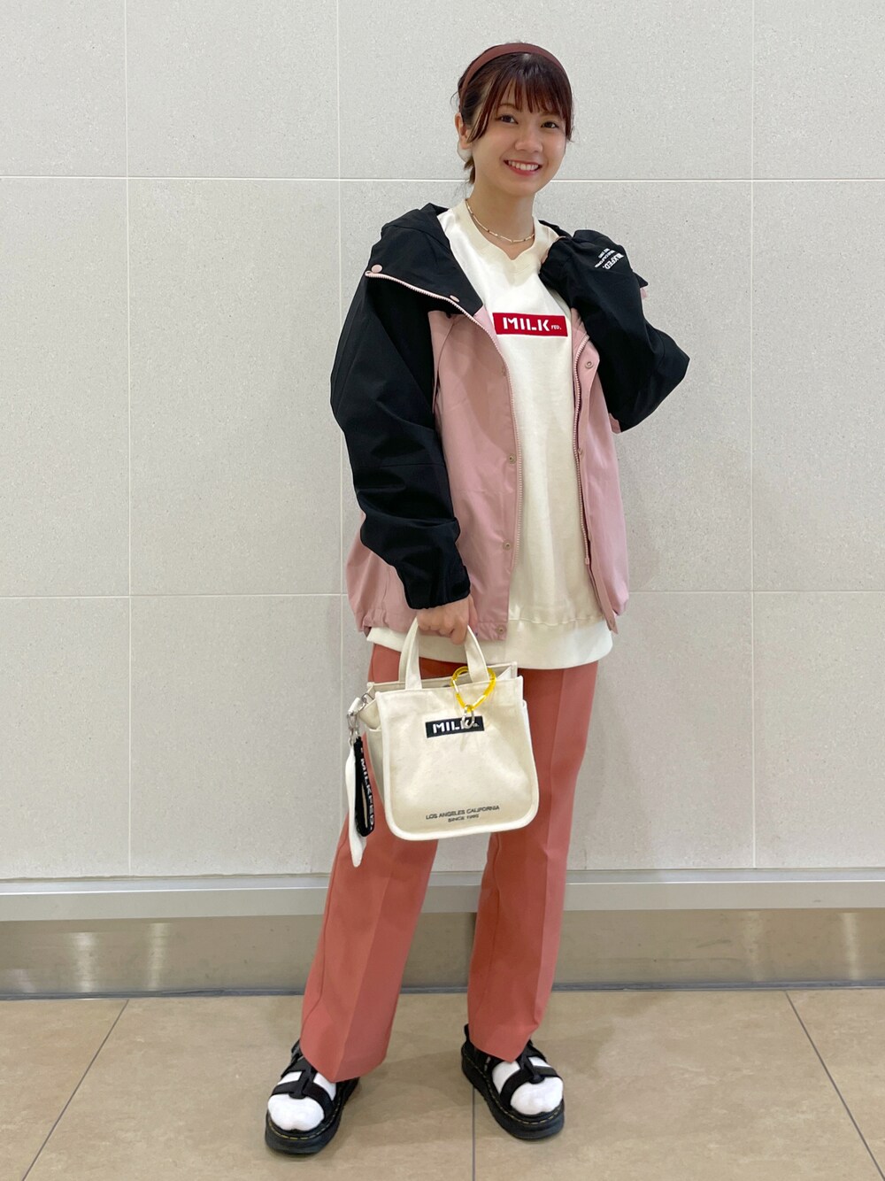 「MILKFED.のアイテム（ジャケット/アウター、ピンク系）」を使った、あやかさん（レディース・157cm）の秋コーディネートの1枚目の写真