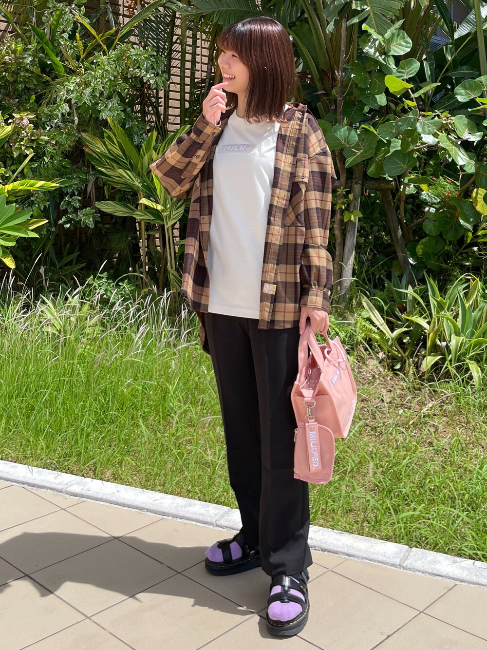 「カラーパンツ、チェック柄、ミルクフェド、MILKFED.、パンツスタイル、シャツスタイル、秋トレンド2021」｜「MILKFED.のBACK LOGO PLAID SHIRT（シャツ/ブラウス、ベージュ系）」を使った、あやかさん（レディース・157cm）の秋コーディネートの1枚目の写真