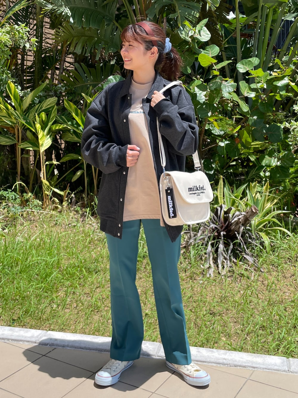 「カラーパンツ、ミルクフェド、MILKFED.、秋トレンド2021」｜「MILKFED.のアイテム（ジャケット/アウター、グレー系）」を使った、あやかさん（レディース・157cm）の夏コーディネートの1枚目の写真