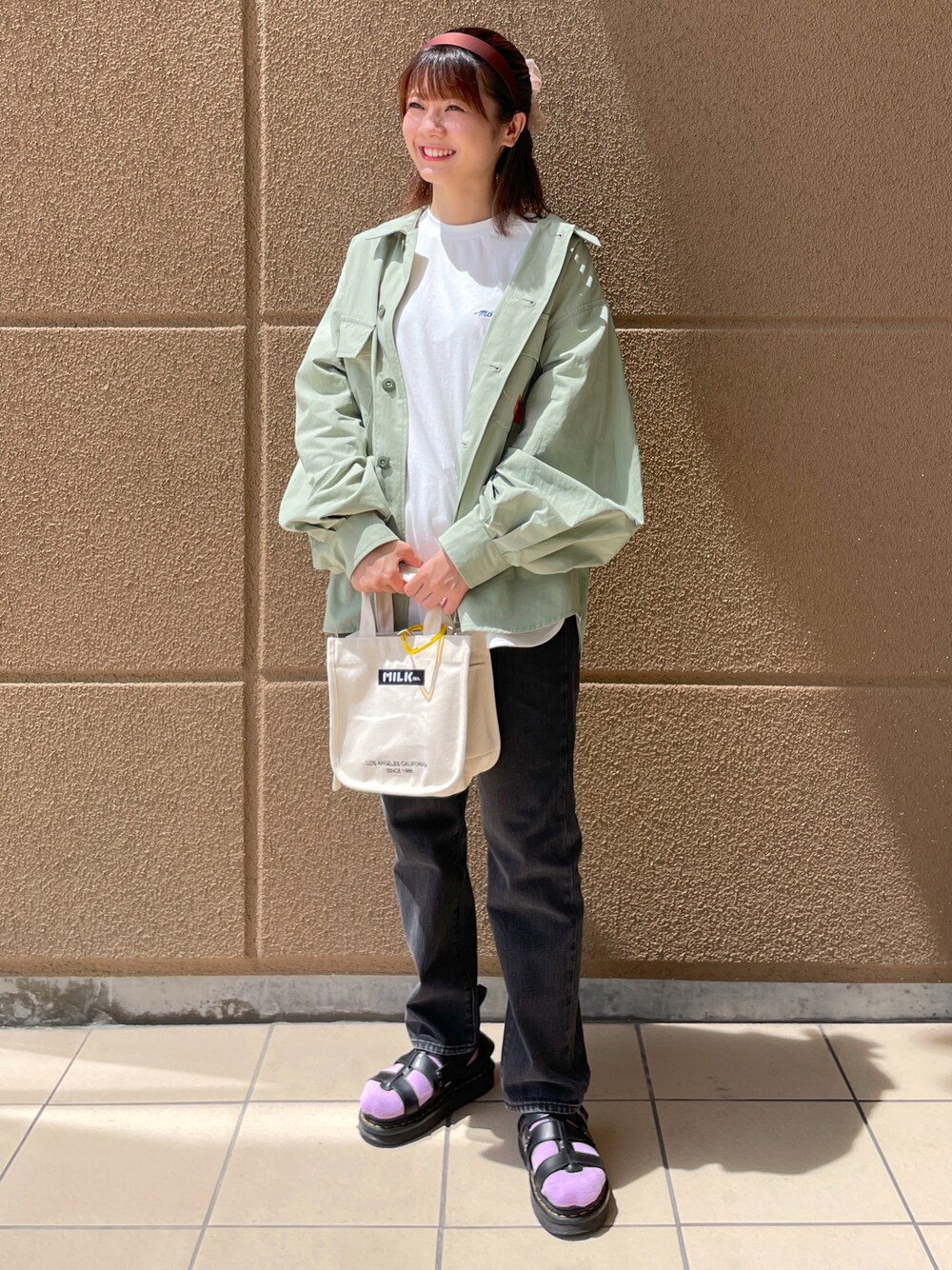 「デニム、秋のコーデ、ミルクフェド、MILKFED.、シャツスタイル、秋コーデ、秋トレンド2021」｜「MILKFED.のEMBROIDERED BAR MINI SHOULDER BAG W/STRAP（ショルダーバッグ、ホワイト系）」を使った、あやかさん（レディース・157cm）の秋コーディネートの1枚目の写真