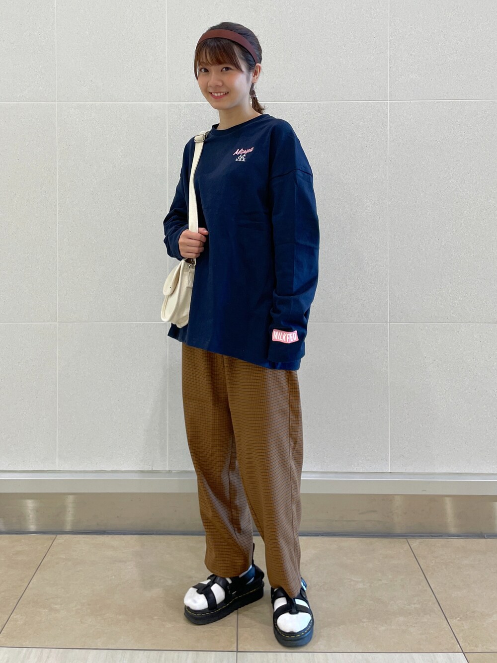 「カラーパンツ、ミルクフェド、MILKFED.、秋トレンド2021」｜「MILKFED.のCHERRY PRINT L/S TOP（Tシャツ/カットソー、ブルー系）」を使った、あやかさん（レディース・157cm）の秋コーディネートの1枚目の写真