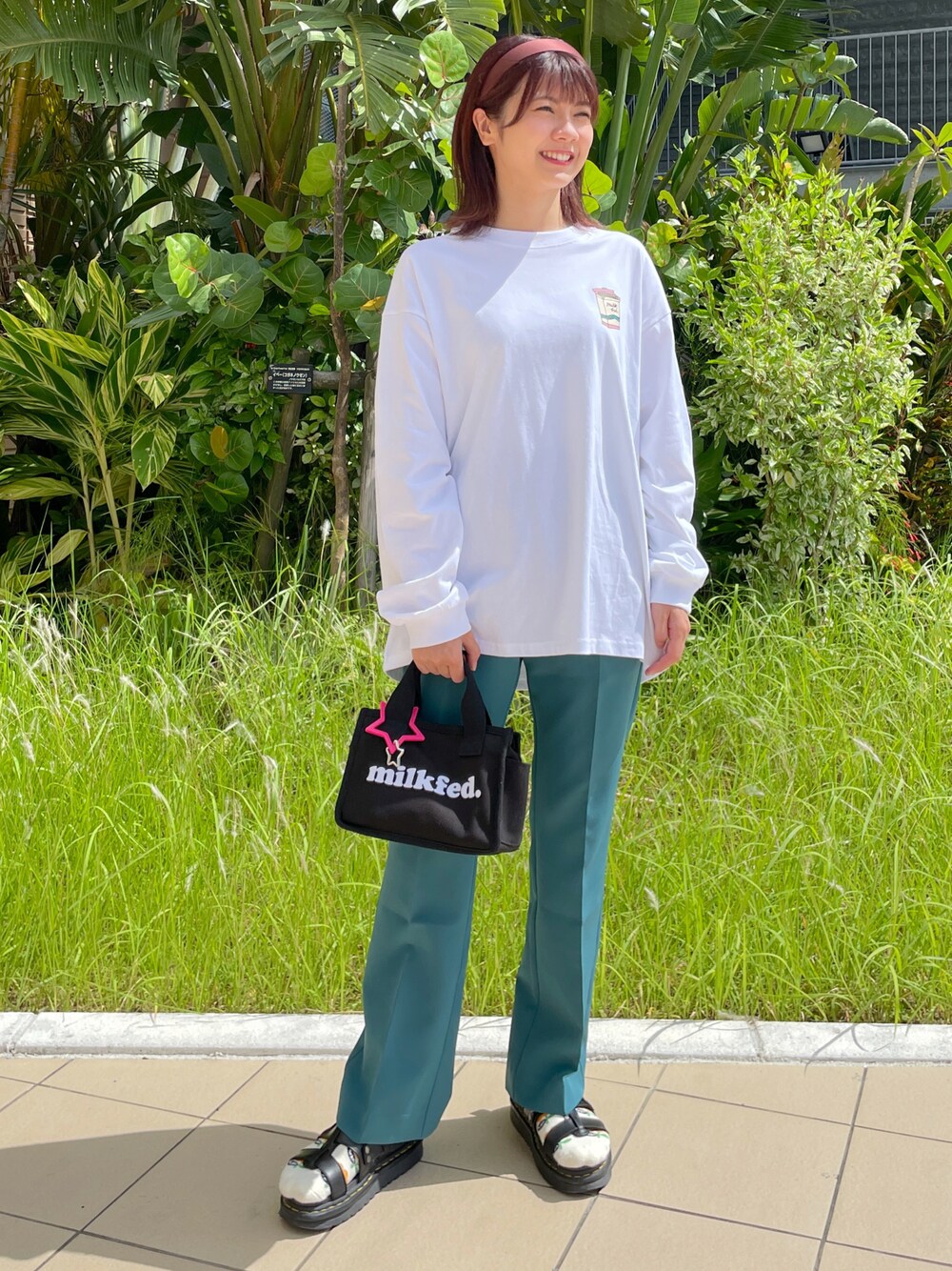 「MILKFED.のアイテム（トップス、ホワイト系）」を使った、あやかさん（レディース・157cm）の秋コーディネートの1枚目の写真