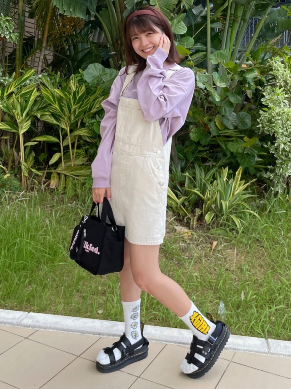 「オールインワン、ミルクフェド、MILKFED.、ビッグカラー、秋トレンド2021」｜「MILKFED.のBIG COLLAR BLOUSE（シャツ/ブラウス、パープル系）」を使った、あやかさん（レディース・157cm）の秋コーディネートの1枚目の写真