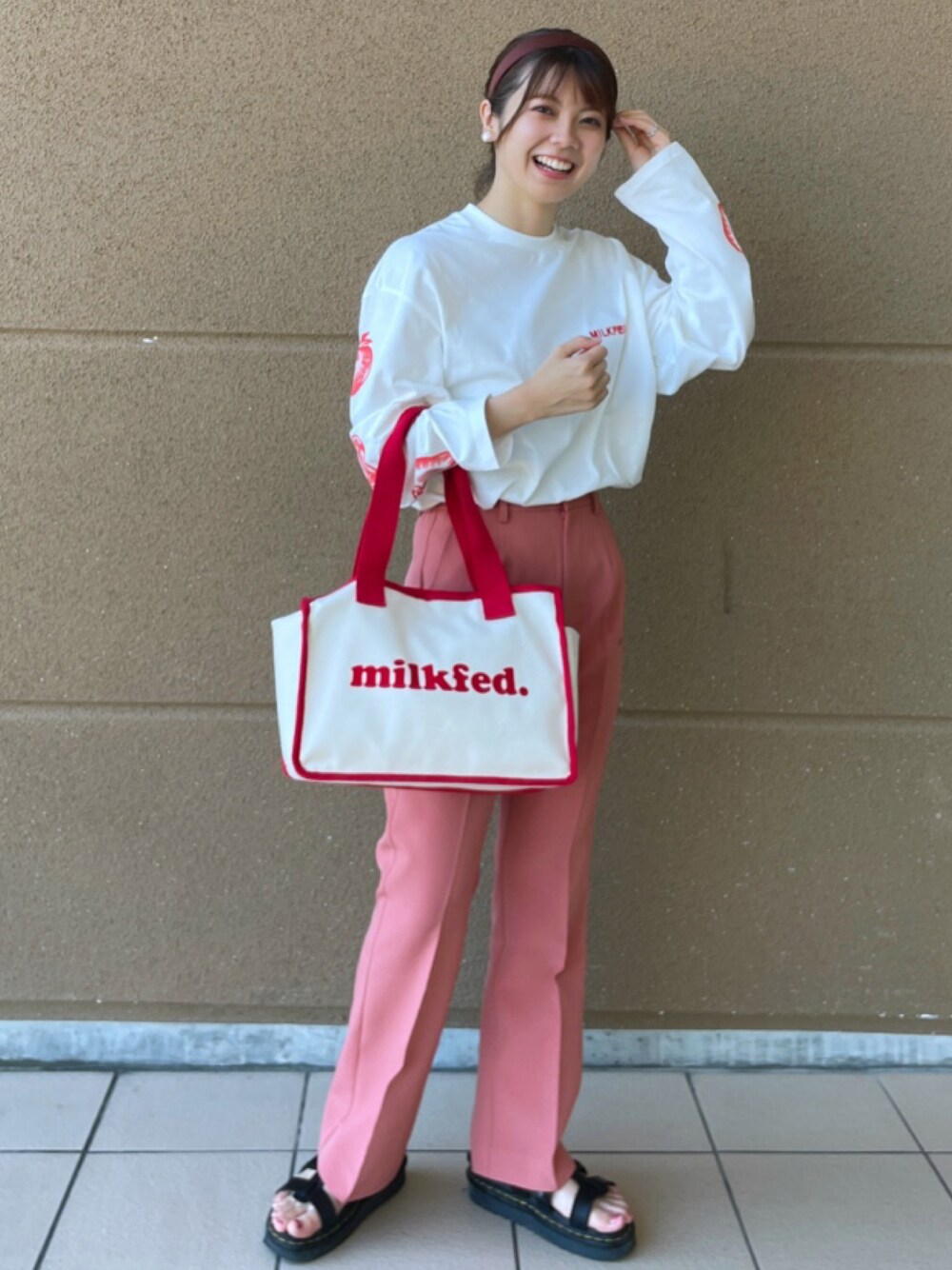 「カラーパンツ、ミルクフェド、MILKFED.、秋トレンド2021」｜「MILKFED.のFRUIT PRINT L/S TOP（Tシャツ/カットソー、レッド系）」を使った、あやかさん（レディース・157cm）の夏コーディネートの1枚目の写真