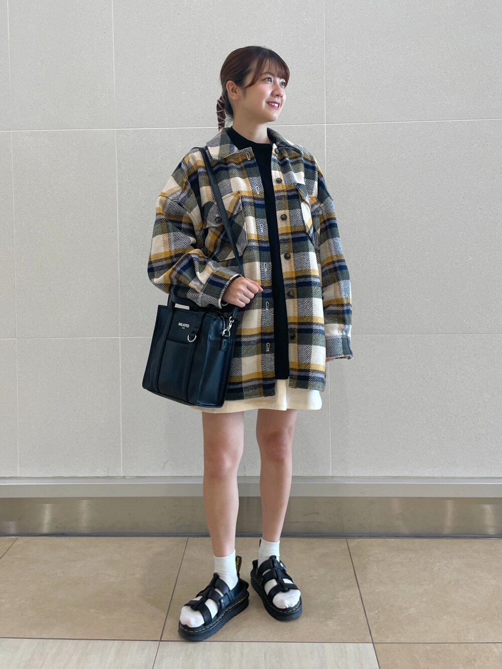 「MILKFED.のアイテム（ショルダーバッグ、ブラック系）」を使った、あやかさん（レディース・157cm）の秋コーディネートの1枚目の写真