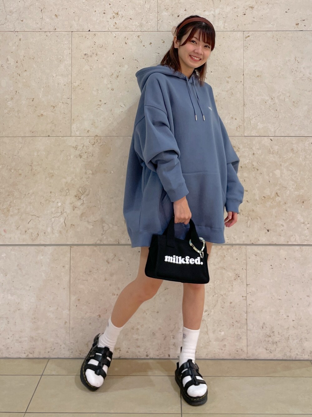 「MILKFED.のアイテム（バッグ、ブラック系）」を使った、あやかさん（レディース・157cm）の秋コーディネートの1枚目の写真