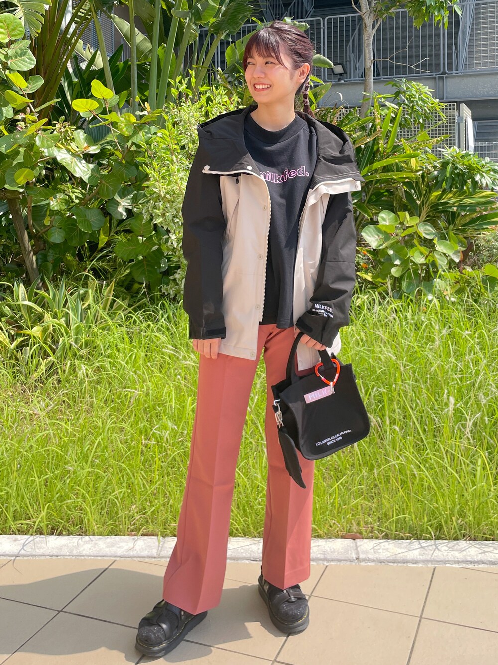 「MILKFED.のアイテム（パンツ、オレンジ系）」を使った、あやかさん（レディース・157cm）の秋コーディネートの1枚目の写真