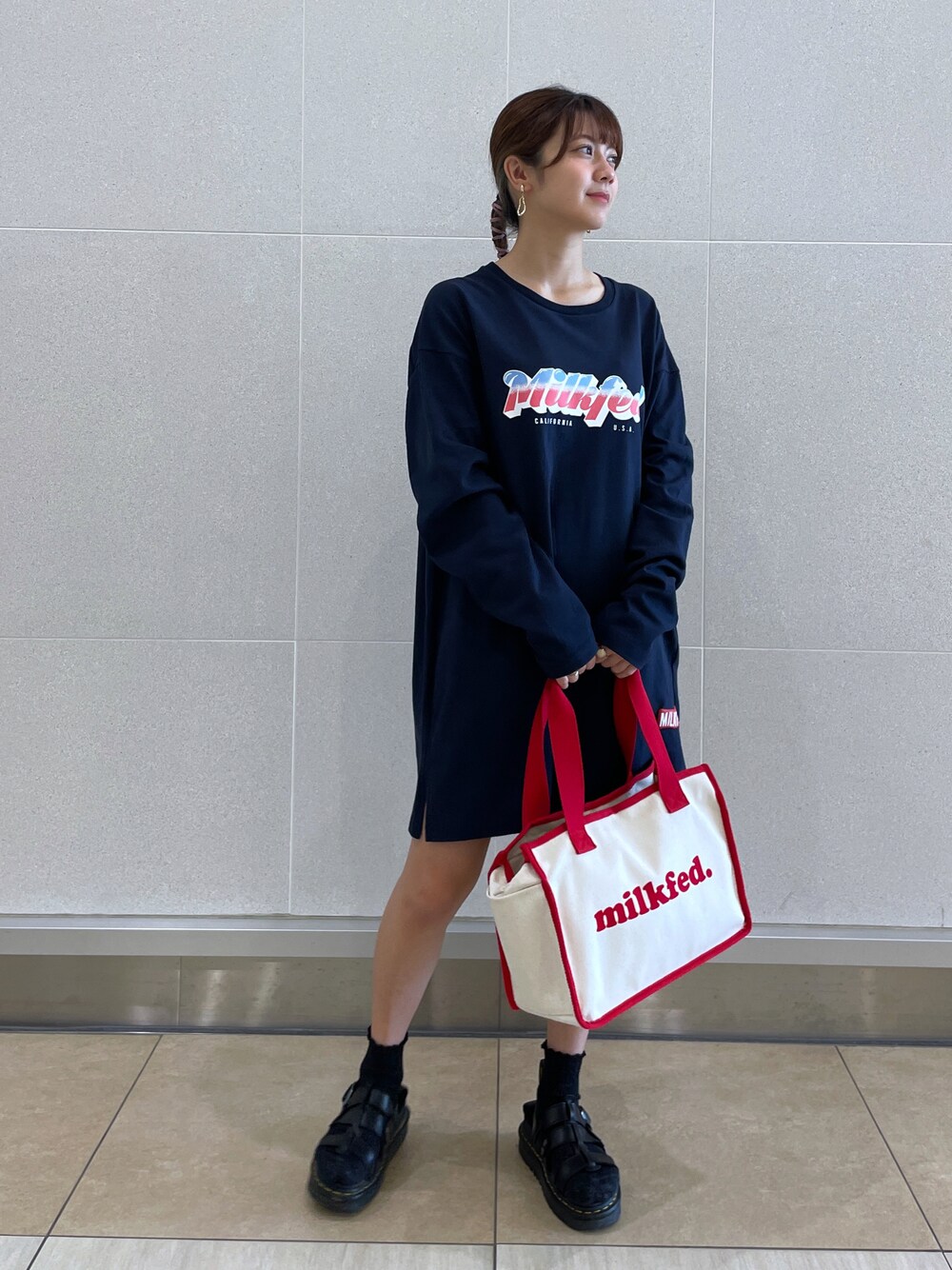 「MILKFED.のアイテム（トップス、ブルー系）」を使った、あやかさん（レディース・157cm）の秋コーディネートの1枚目の写真