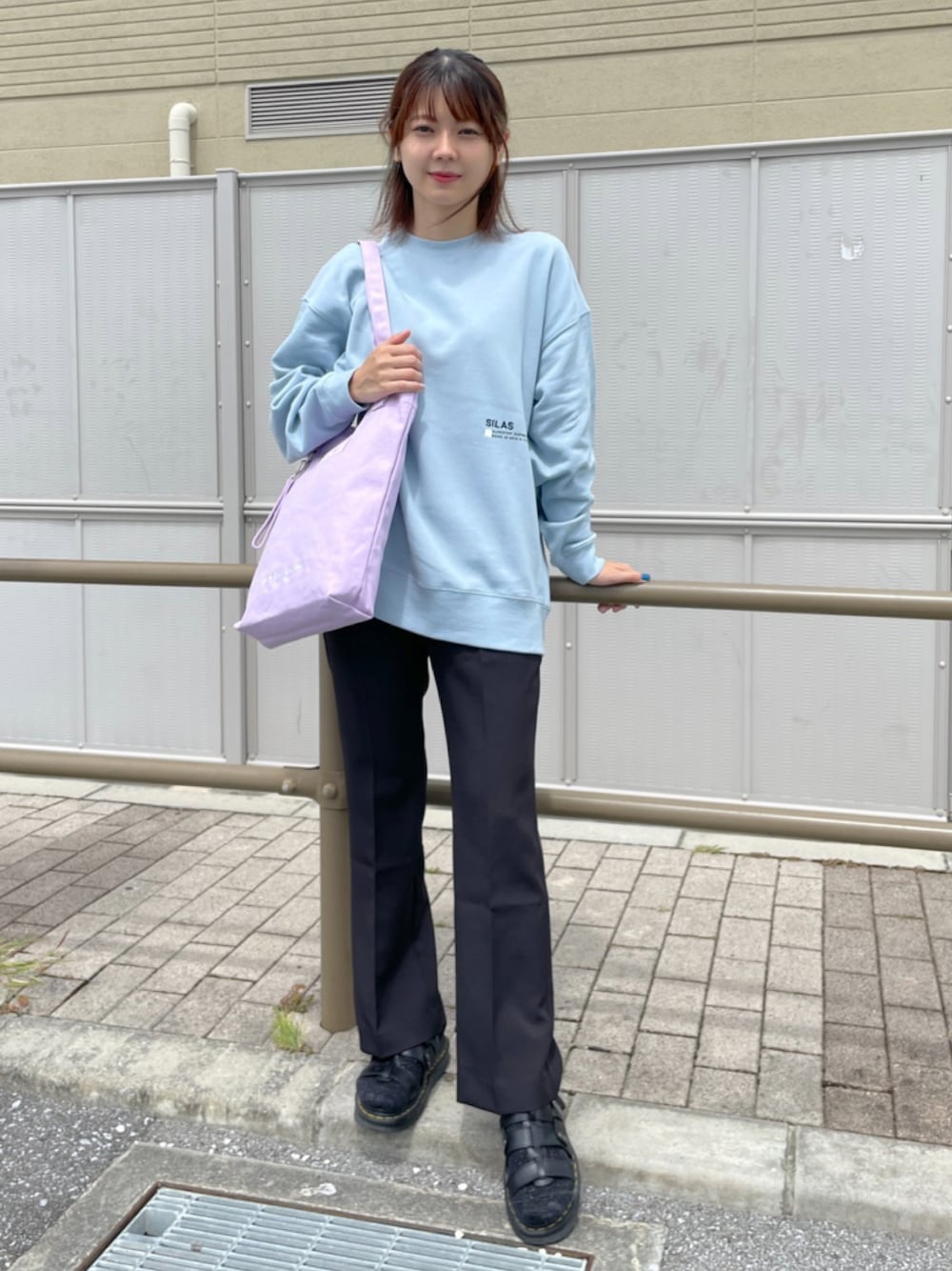 ブルー系のスウェット、パープル系のトートバッグ、ブラック系のその他パンツを着用したレディースの秋コーディネートの1枚目の写真