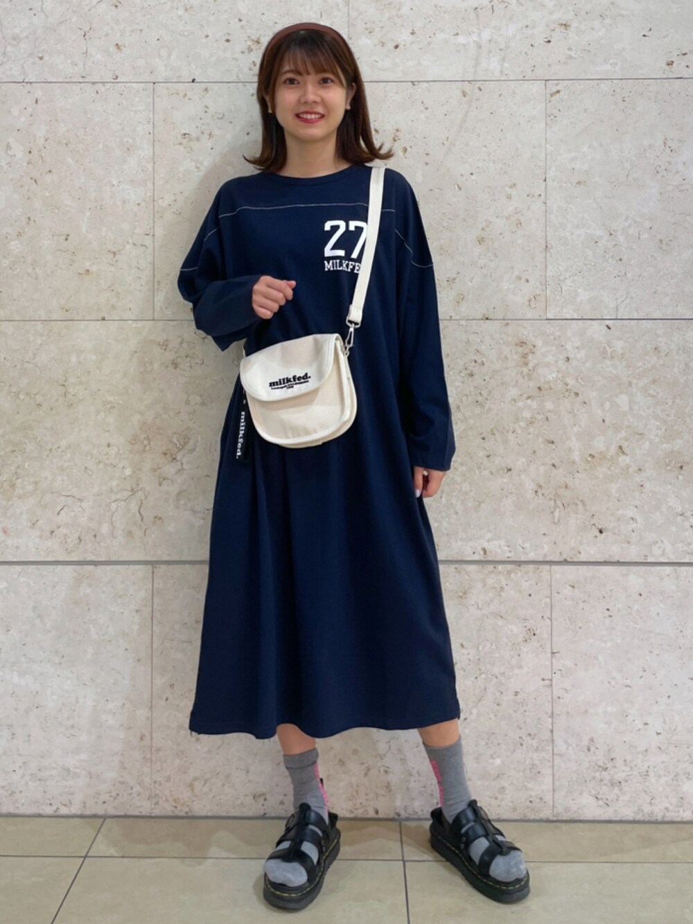 「ワンピース、ショルダーバッグ、秋のコーデ、ミルクフェド、MILKFED.、秋コーデ」｜「MILKFED.のSTITCHED YOKE DRESS（ワンピース、ブルー系）」を使った、あやかさん（レディース・157cm）の夏コーディネートの1枚目の写真