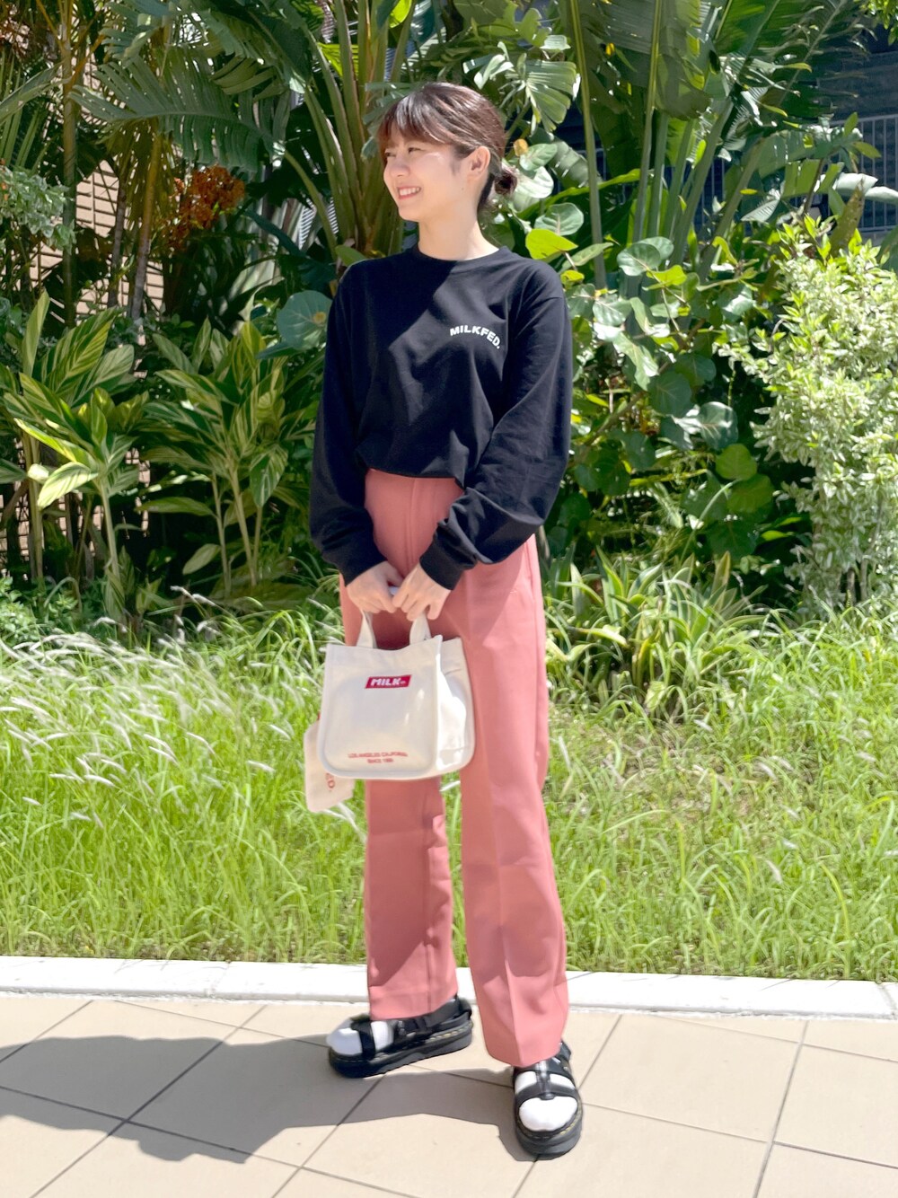 「MILKFED.のアイテム（トップス、ブラック系）」を使った、あやかさん（レディース・157cm）の秋コーディネートの1枚目の写真