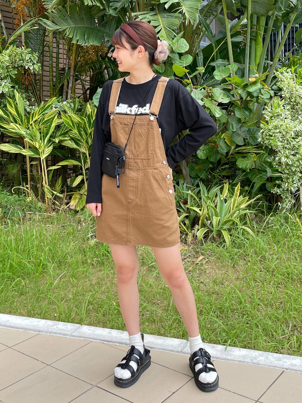 「オールインワン、秋のコーデ、ミルクフェド、MILKFED.、秋コーデ、秋トレンド2021」｜「MILKFED.のMINI JUMPER SKIRT（スカート、ブラウン系）」を使った、あやかさん（レディース・157cm）の秋コーディネートの1枚目の写真