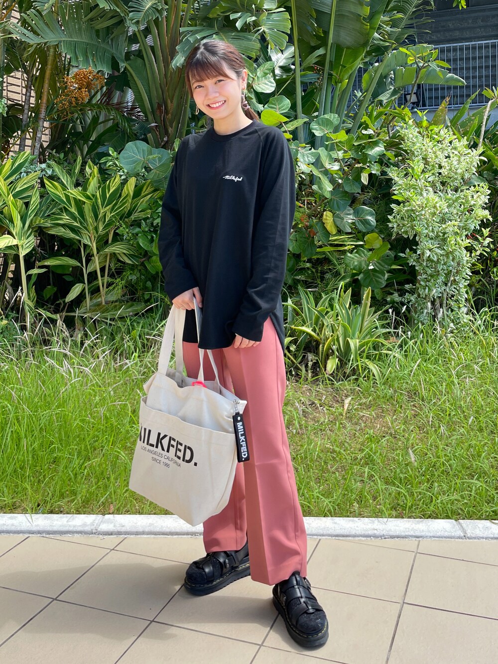 「MILKFED.のアイテム（トップス、ブラック系）」を使った、あやかさん（レディース・157cm）の秋コーディネートの1枚目の写真