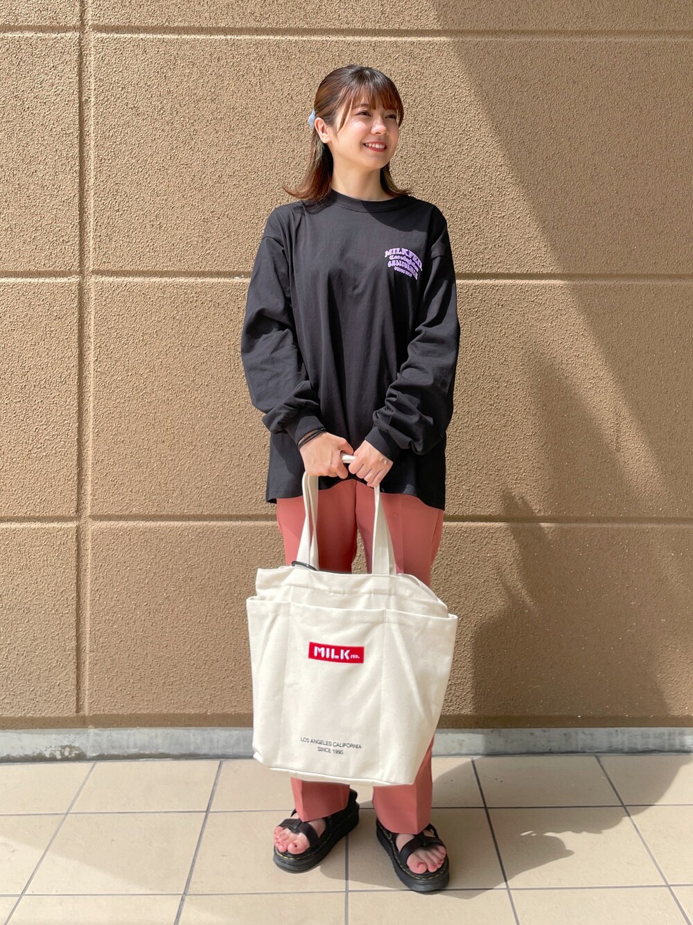 「MILKFED.のアイテム（トップス、ブラック系）」を使った、あやかさん（レディース・157cm）の秋コーディネートの1枚目の写真