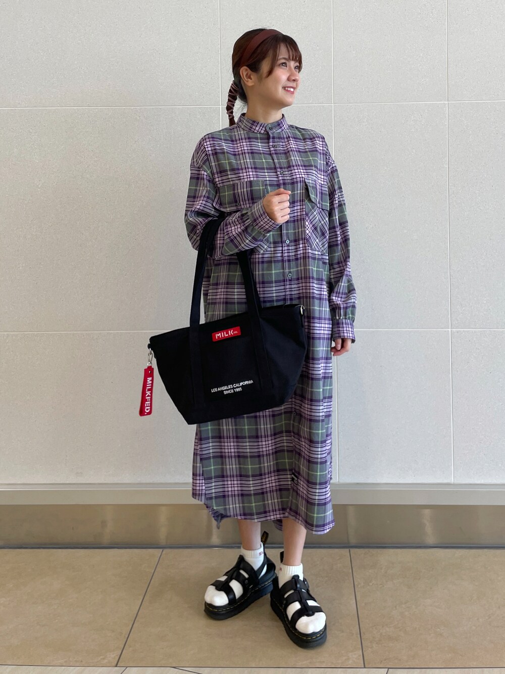 「チェック柄、ロングシャツ、ミルクフェド、MILKFED.、秋トレンド2021」｜「MILKFED.のBACK LOGO PLAID DRESS（ワンピース、パープル系）」を使った、あやかさん（レディース・157cm）の秋コーディネートの1枚目の写真