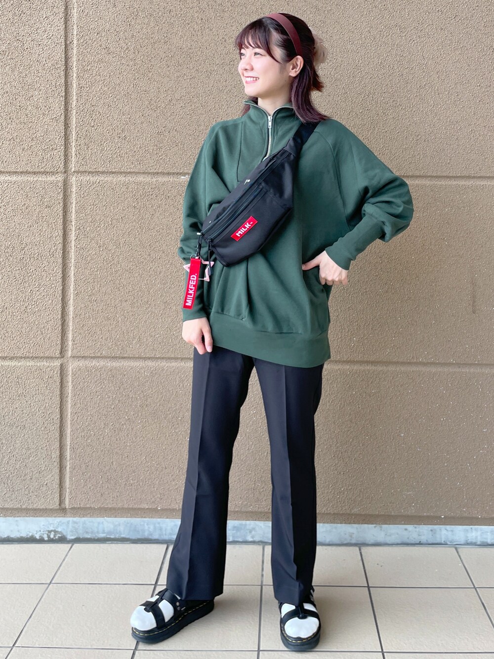 「MILKFED.のアイテム（パンツ、ブラック系）」を使った、あやかさん（レディース・157cm）の秋コーディネートの1枚目の写真