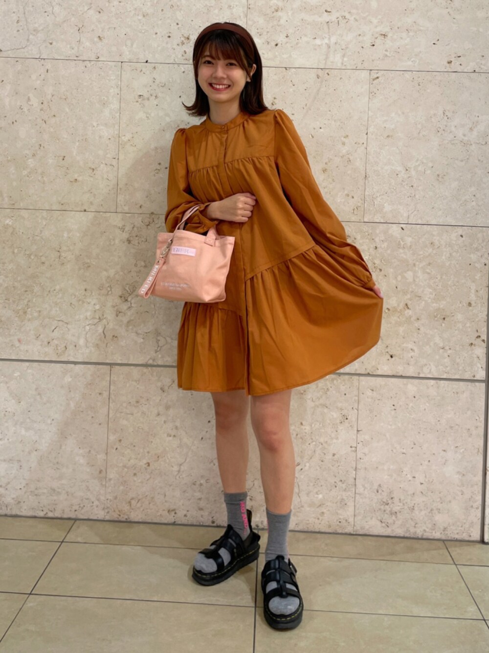 「トートバッグ、ワンピース、秋のコーデ、チュニック、ミルクフェド、MILKFED.、秋コーデ、ミニトート」｜「MILKFED.のTIERED TUNIC（チュニック、ブラウン系）」を使った、あやかさん（レディース・157cm）の秋コーディネートの1枚目の写真