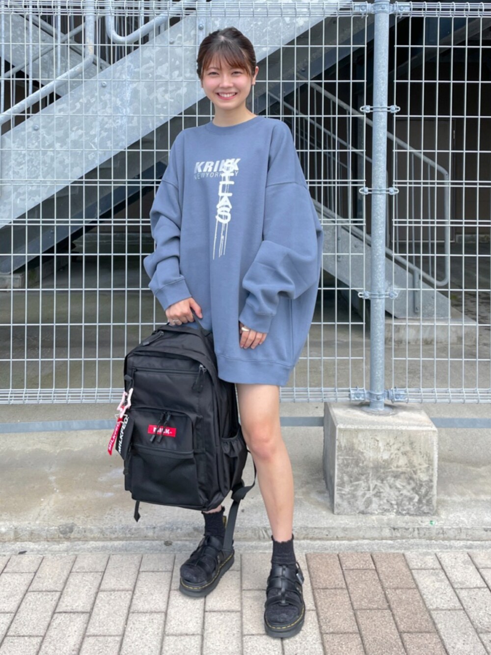 ブラック系のバックパック/リュック、ブルー系のスウェットを着用したレディースの秋コーディネートの1枚目の写真