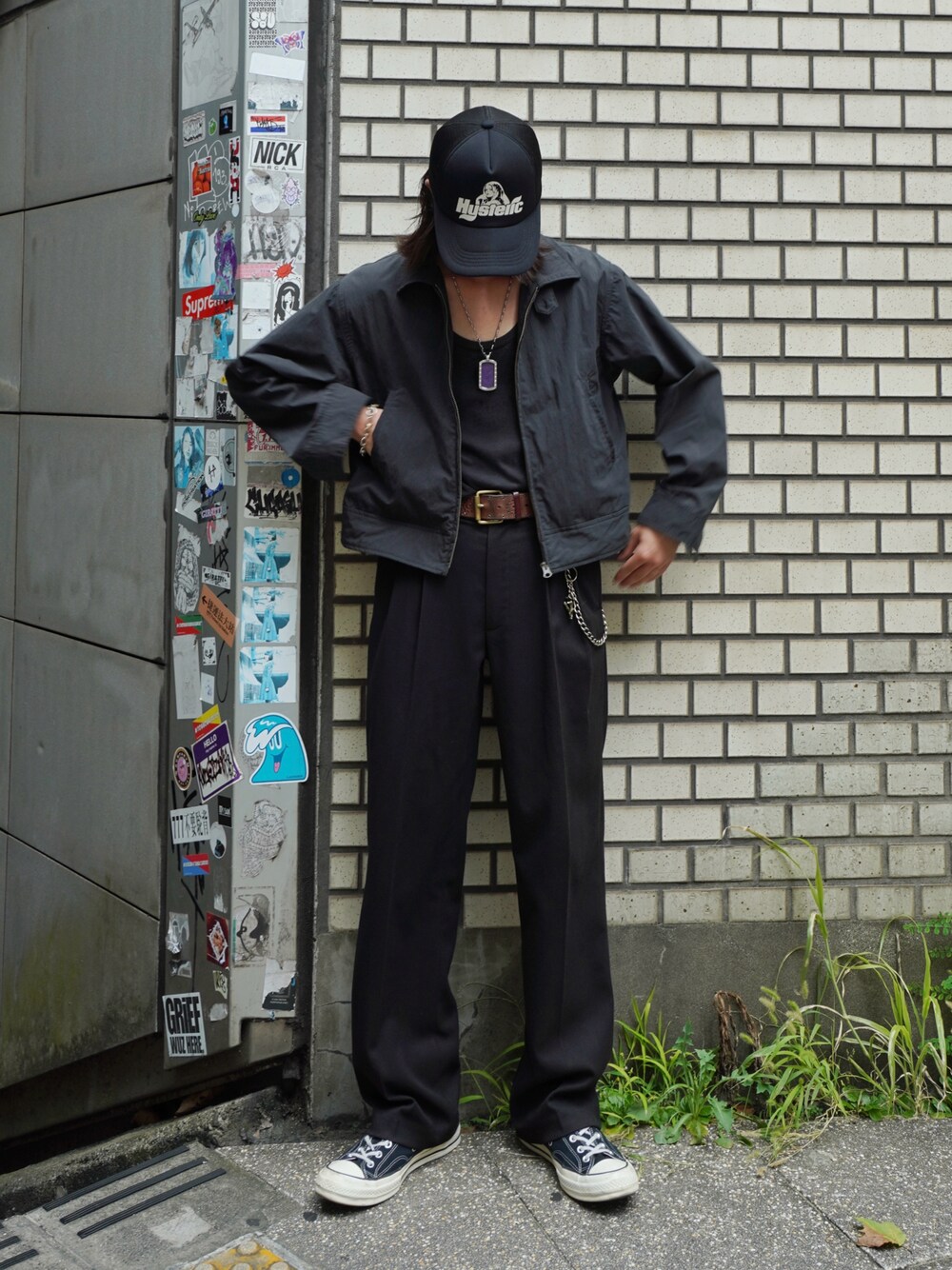 「秋コーデ、オールブラック、ワントーンコーデ、HYSTERIC GLAMOUR、メッシュキャップ、キャップ、アメカジ、スラックス、コンバース、スニーカーコーデ、古着MIX、秋服準備はじめました、きれいめカジュアル、韓国ファッション、休日スタイル」｜「Noenのミリタリーツイルスラックス（スラックス、ブラック系）」を使った、wataruさん（メンズ・175cm）の秋コーディネートの1枚目の写真