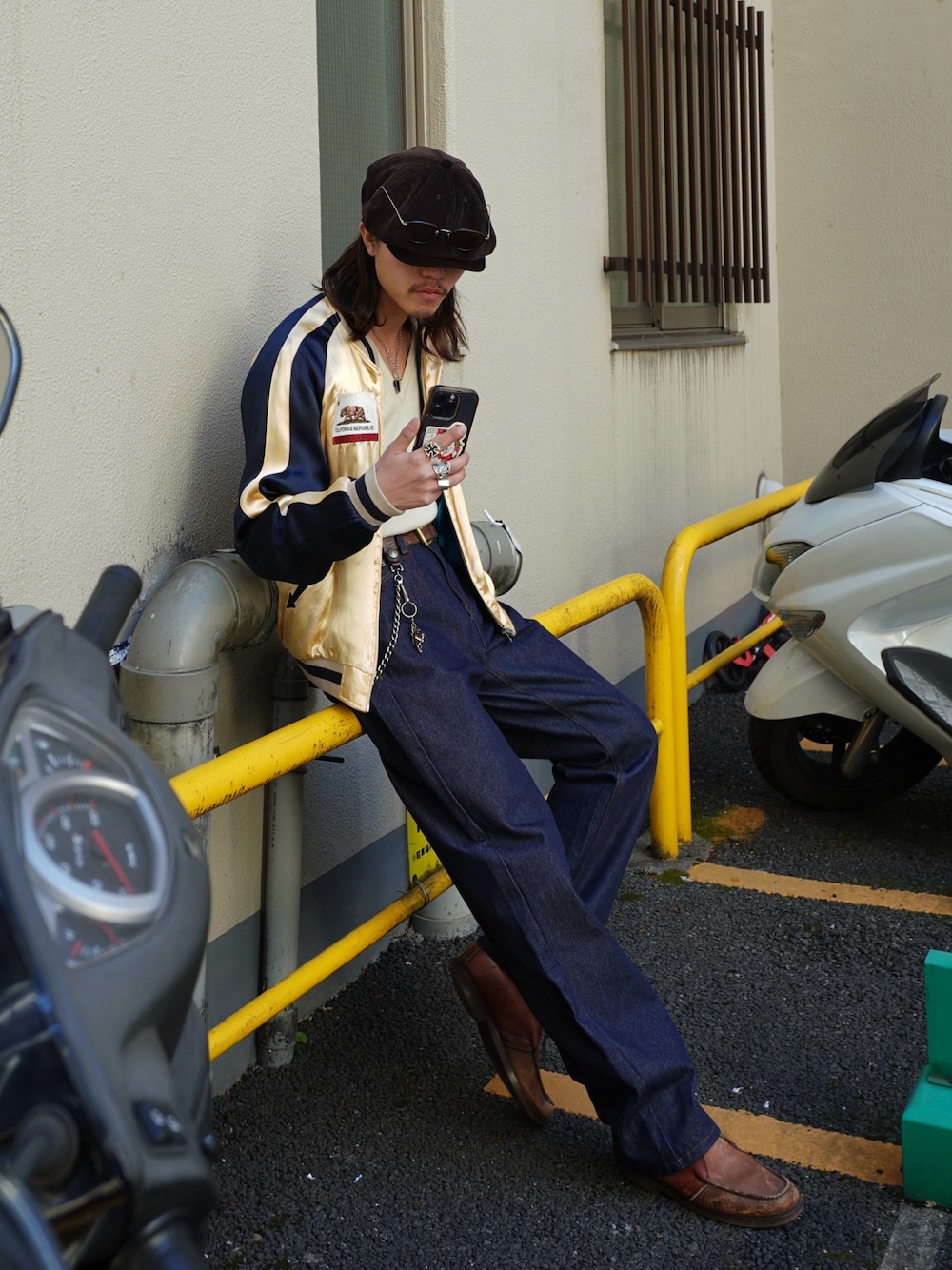 「冬コーデ、マイベストコーデ2024、ブーツ、テーマパークコーデ、クリスマスに着たい服、きれいめカジュアル、レイヤードスタイル、スカジャン、古着MIX、アメカジ、レザー、キャップ、デニム、デニムパンツ、大人カジュアル」｜「THE H.W. DOG & CO. のアイテム（キャスケット、ブラウン系）」を使った、wataruさん（メンズ・175cm）の冬コーディネートの1枚目の写真