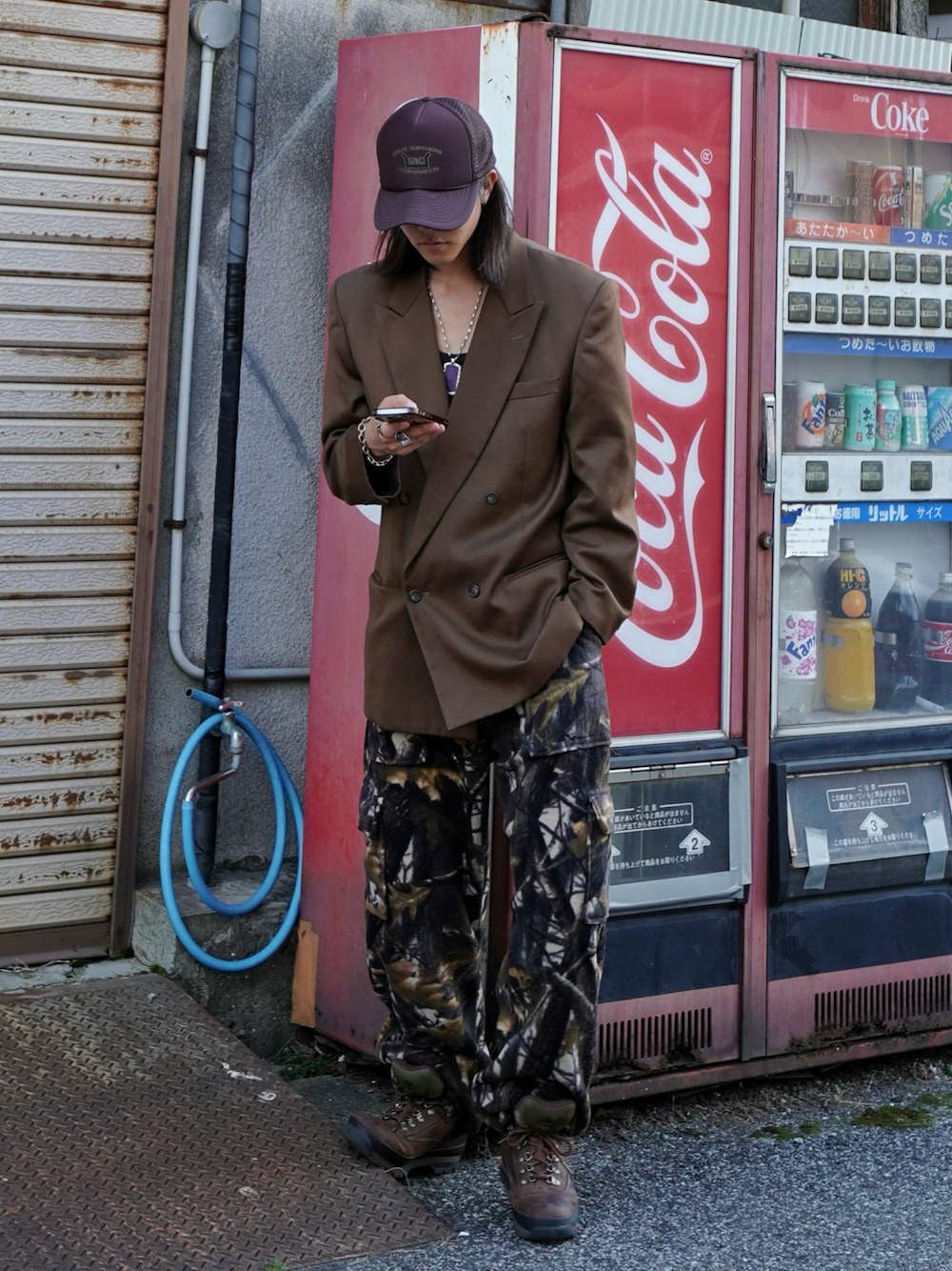 「テーラードジャケット、ワントーンコーデ、ワイドパンツ、秋っぽコーデ更新中、秋服、秋コーデ、カーゴパンツ、ツリーカモ、スウェットパンツ、ブーツ、キャップ、古着MIX、メッシュキャップ、テーマパークコーデ、休日スタイル」｜「usedのアイテム（キャップ、ブラウン系）」を使った、wataruさん（メンズ・175cm）の秋コーディネートの1枚目の写真