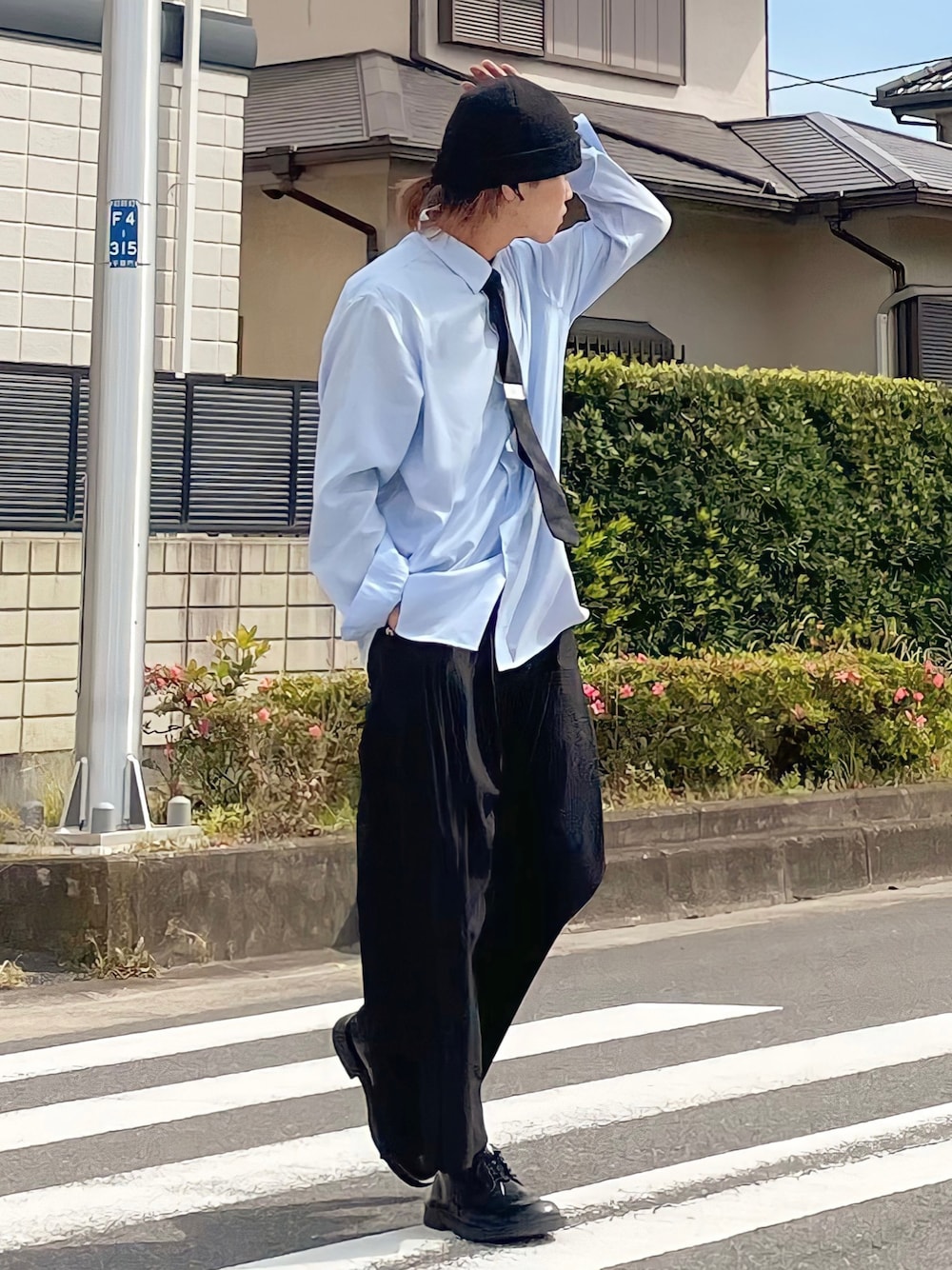 「SENSEOFPLACE、DAIRIKU、ZARA、初夏コーデ、春夏コーデ、古着MIX、シャツスタイル、モード、きれいめカジュアル、厚底シューズ、ストリート、ビッグシルエット、ワイドパンツ、休日スタイル、ビーニー」｜「SENSE OF PLACE by URBAN RESEARCHのリブロールワッチB（ニットキャップ/ビーニー、ブラック系）」を使った、wataruさん（メンズ・175cm）の春コーディネートの1枚目の写真