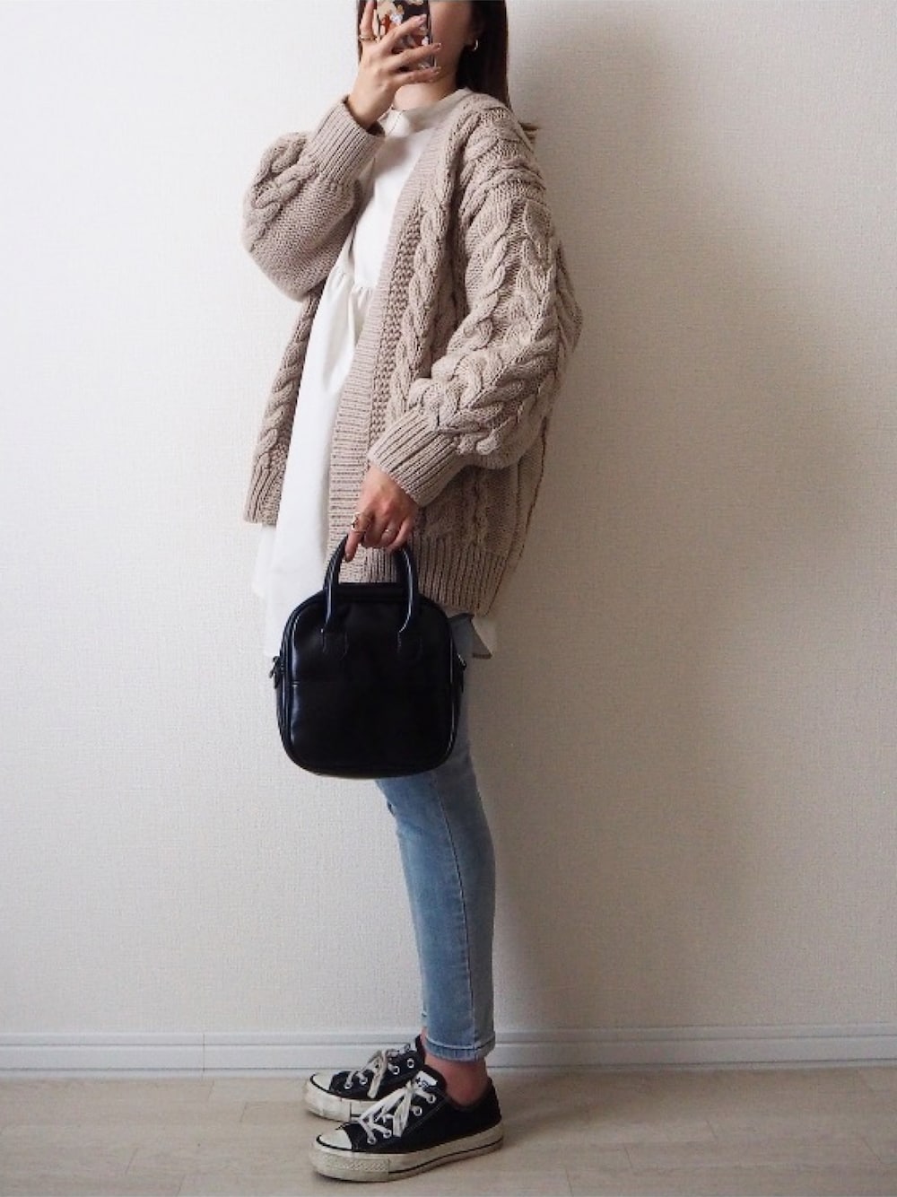 ブルー系のデニムパンツを着用したレディースの夏コーディネートの1枚目の写真