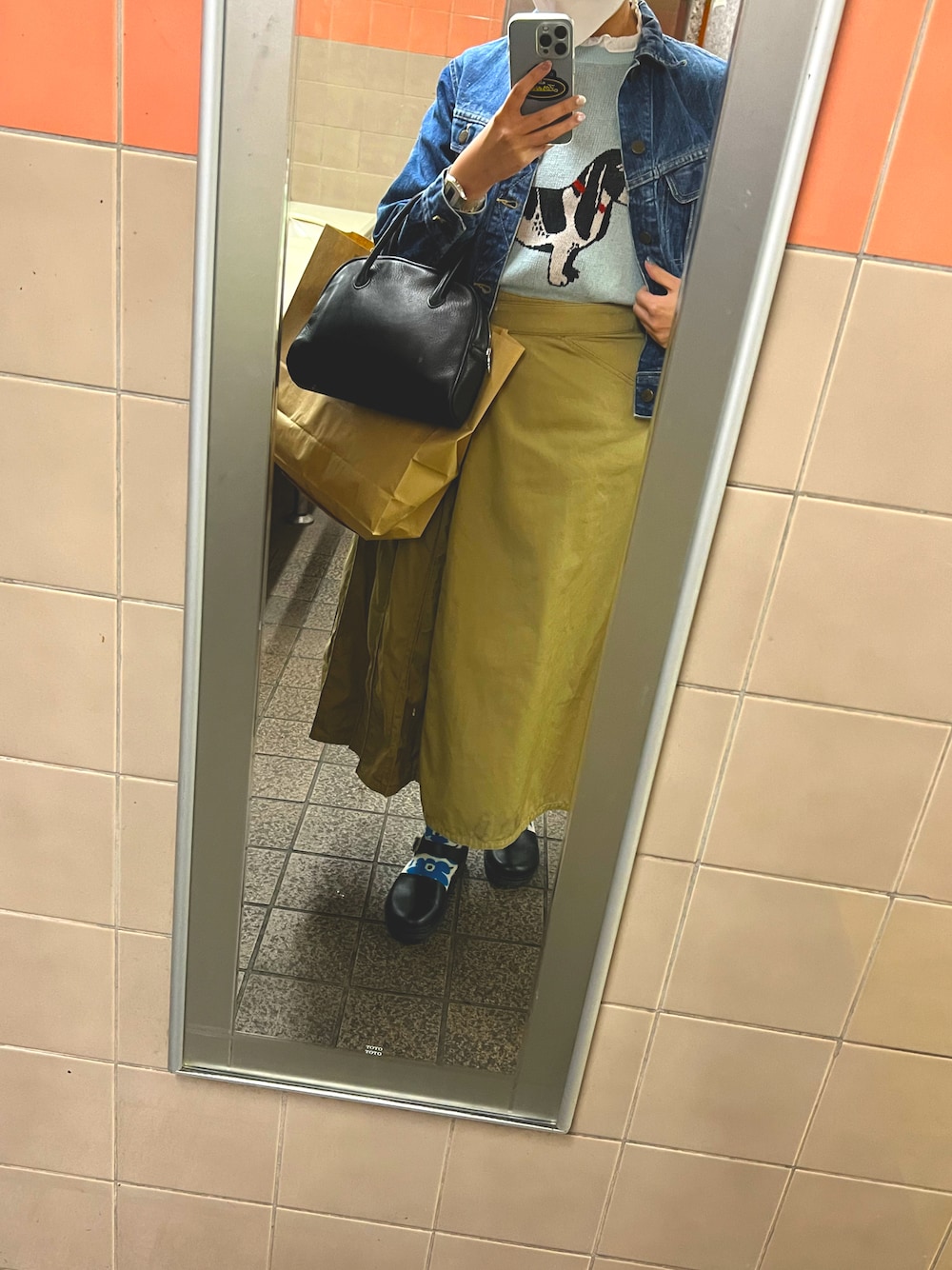 「Aetaのアイテム（ボストンバッグ、ブラック系）」を使った、マさん（レディース・154cm）の春コーディネートの1枚目の写真