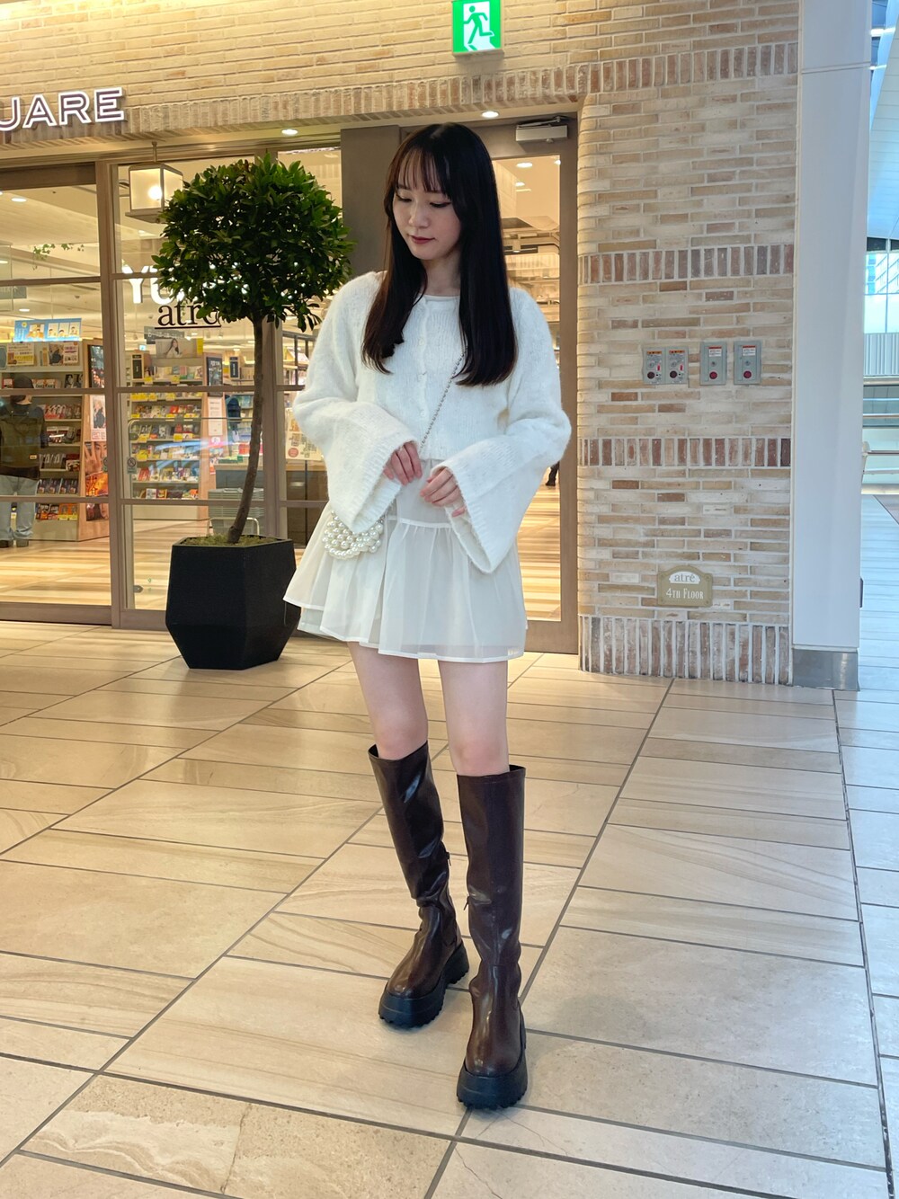 「ホワイト、ホワイトコーデ、白ニット、ショート丈トップス、ショート丈ニット、チュニック、ロングブーツ、ブーツ、秋コーデ、one after another NICE CLAUP」｜「one after another NICE CLAUPのベルスリーブイロドリニット（ニット/セーター、ホワイト系）」を使った、saeさん（レディース・159cm）の秋コーディネートの1枚目の写真