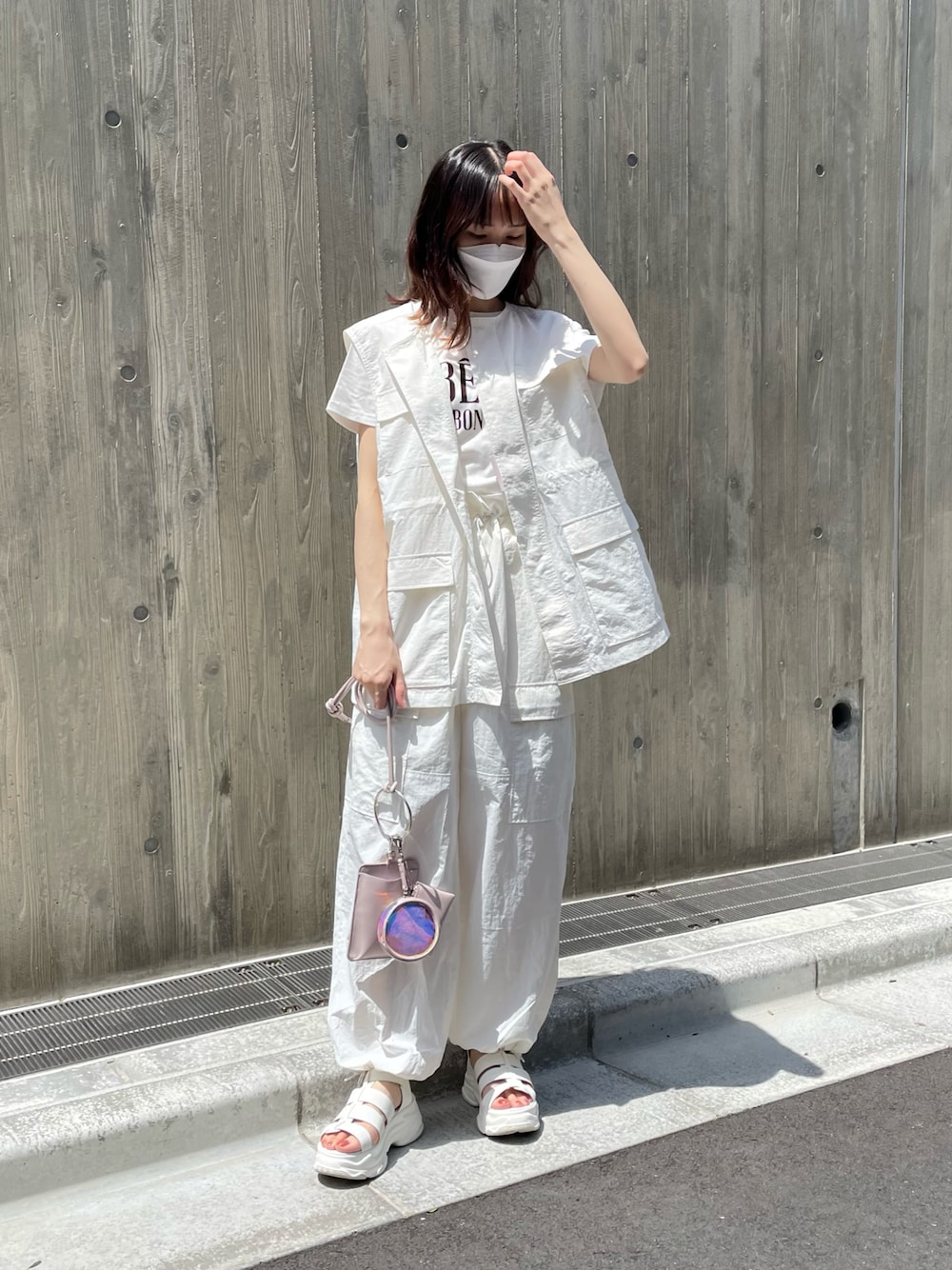 ホワイト系のTシャツ/カットソー、ホワイト系のダウンベスト、ホワイト系のその他パンツを着用したレディースの夏コーディネートの1枚目の写真