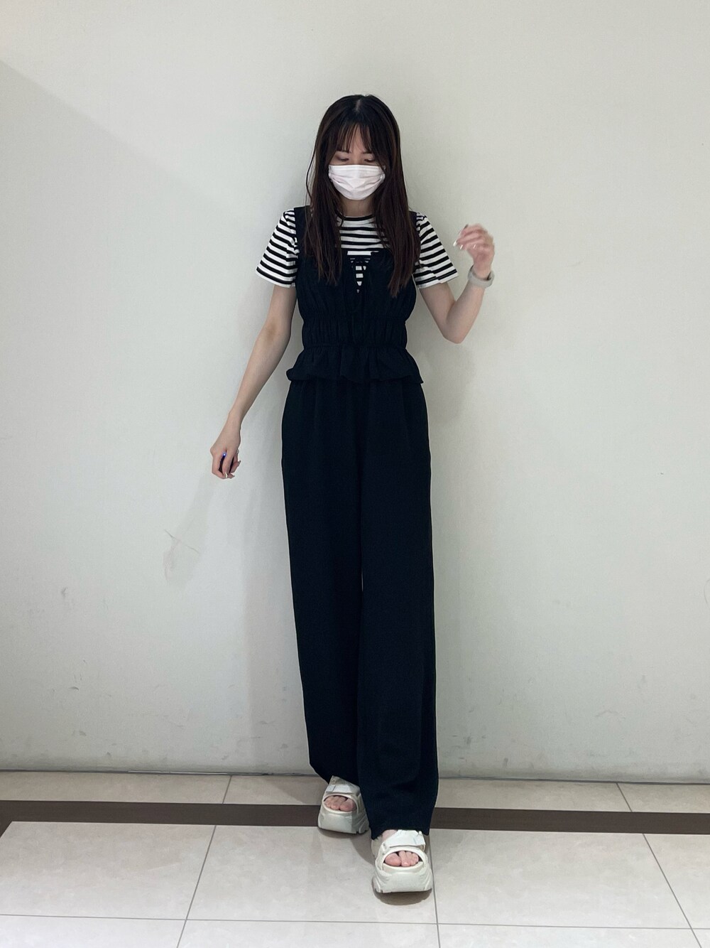 ブラック系のTシャツ/カットソー、ブラック系のパンツ、ホワイト系のサンダルを着用したレディースの夏コーディネートの1枚目の写真