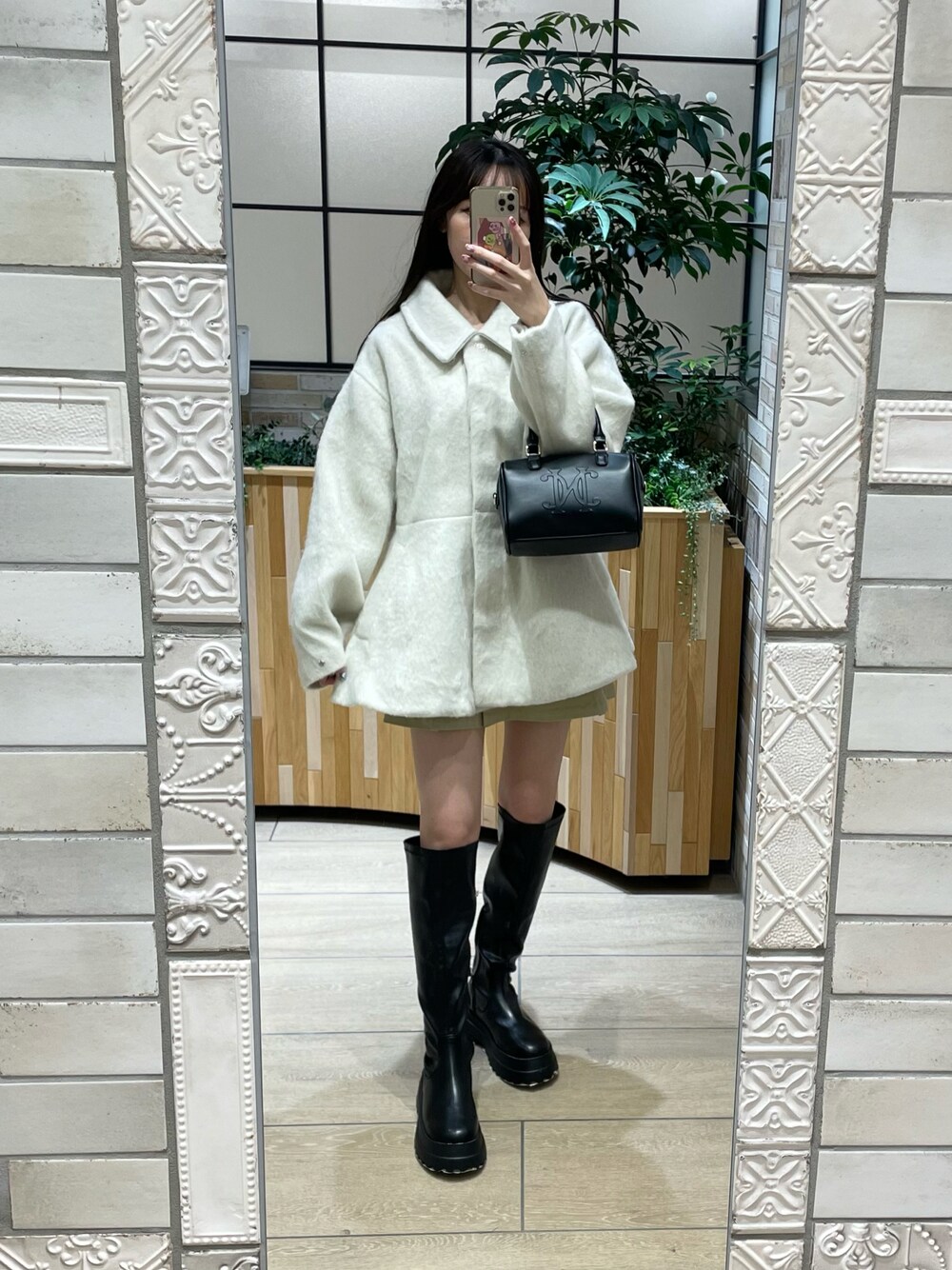 スタンドカラーにもなるペプラムコートを使った人気ファッション