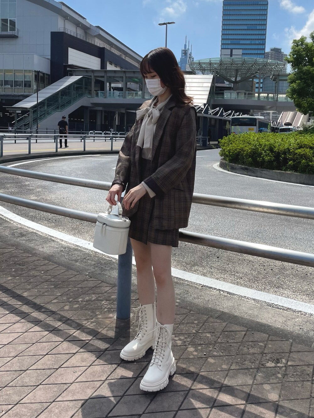 ブラウン系のテーラードジャケット、ブラウン系のその他パンツ、ホワイト系のショルダーバッグを着用したレディースの秋コーディネートの1枚目の写真