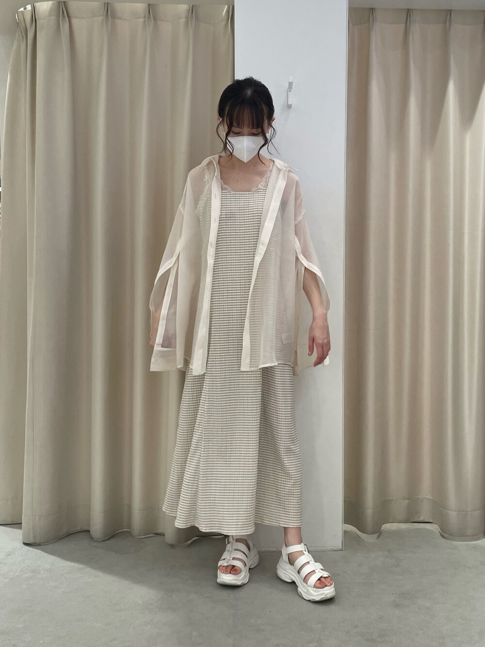 ホワイト系のシャツ/ブラウス、ベージュ系のワンピース、ホワイト系のサンダルを着用したレディースの夏コーディネートの1枚目の写真