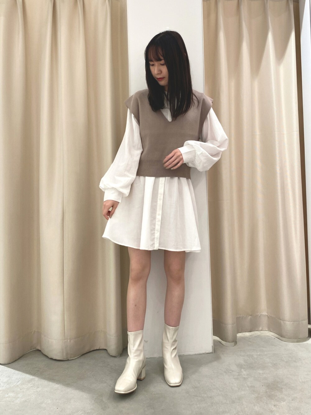 「ブーツ、ベスト、ショートブーツ、チュニック、ニットベスト、秋服、秋、淡色コーデ、ナイスクラップ、チュニックワンピ、淡色、ベストニット、おしゃれさんと繋がりたい、淡色女子、だから秋服が好き」｜「one after another NICE CLAUPのニットベストセットシャツチュニック（チュニック、ホワイト系）」を使った、saeさん（レディース・159cm）の秋コーディネートの1枚目の写真