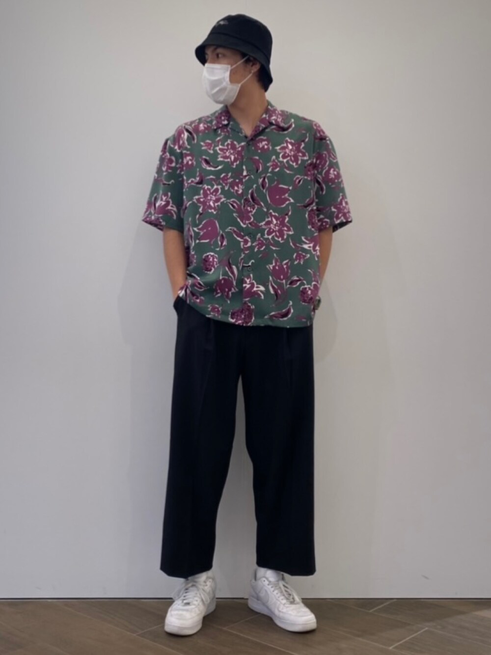 グリーン系のシャツ/ブラウス、ブラック系のハット、ブラック系のハットを着用したメンズの夏コーディネートの1枚目の写真