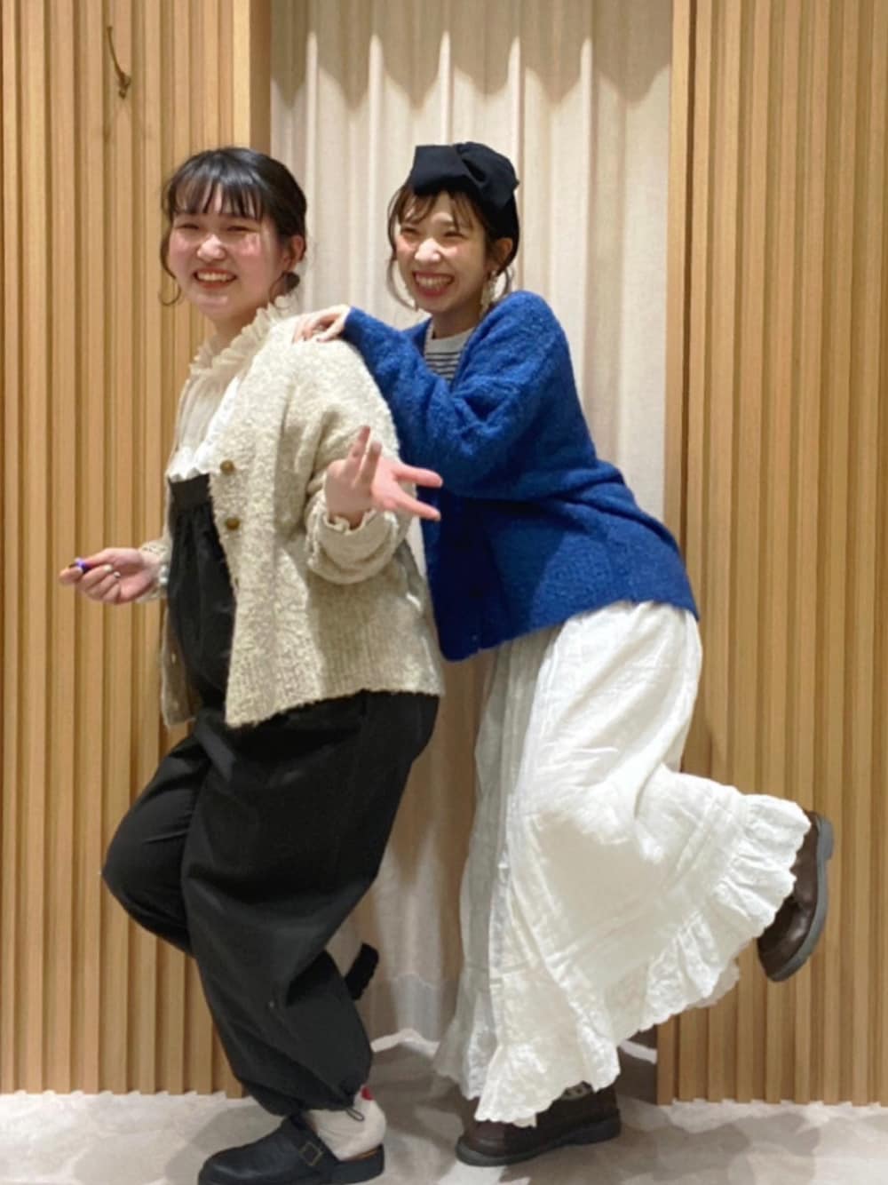 「冬、あけましておめでとうございます！、ファッションを楽しもう、大人かわいい、冬のコーデ、ゆるコーデ、秋冬コーデ、カーディガン、低身長、ナチュラル、カジュアルコーデ、ブルー、オトナカジュアル、ママコーデ、おしゃれさんと繋がりたい」｜「Samansa Mos2のブークレVネックカーディガン（カーディガン/ボレロ、ブルー系）」を使った、こうのりなさん（レディース・154cm）の冬コーディネートの1枚目の写真