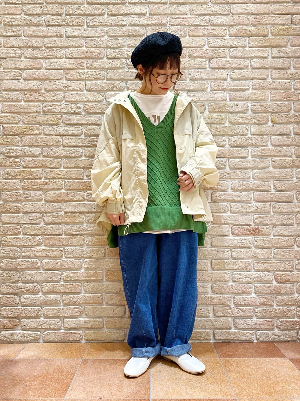 ホワイト系のTシャツ/カットソー、グリーン系のベスト、ベージュ系のブルゾンを着用したレディースの春コーディネートの1枚目の写真