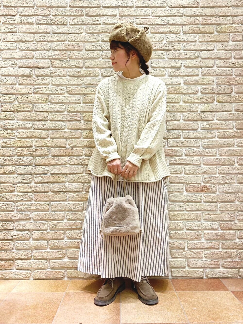 「秋のコーデ、ケーブルニット、SM2、低身長、大人ガーリー、サマンサ モスモス(Samansa Mos2)、フライトキャップ、Samansa Mos2、Samansa Mos2 blue、35th Anniversary」｜「Samansa Mos2のエコファー巾着ショルダーバッグ（ショルダーバッグ、ブラウン系）」を使った、む ら ま つさん（レディース・148cm）の秋コーディネートの1枚目の写真