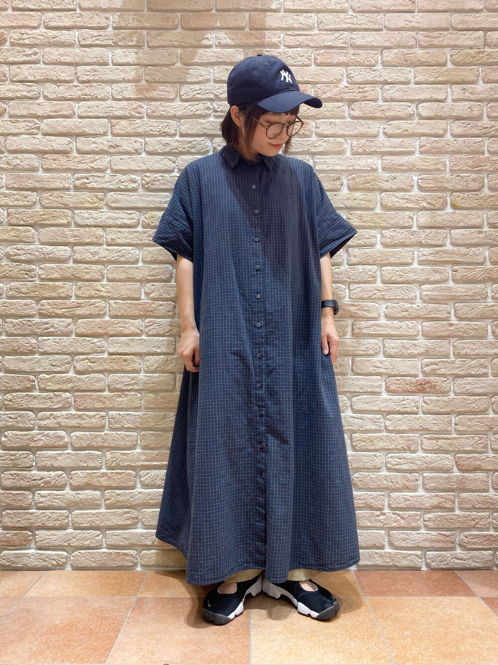 グリーン系のワンピース、ベージュ系のその他パンツ、ブルー系のキャップを着用したレディースの夏コーディネートの1枚目の写真