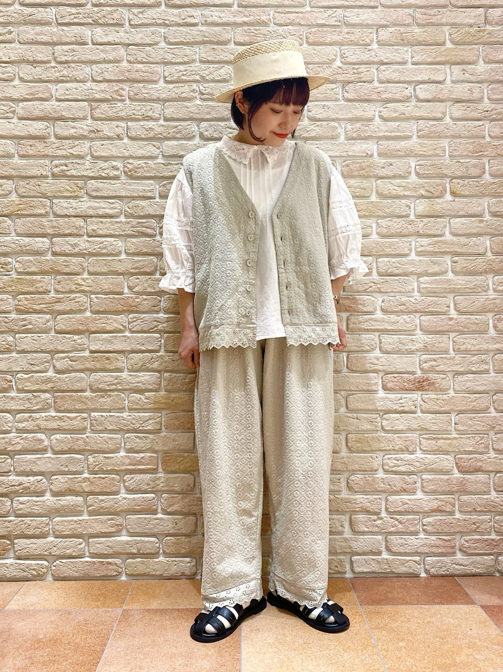 「Samansa Mos2、サマンサ モスモス(Samansa Mos2)、セットアップ、レース、SM2、SM2keittioららぽーと磐田店、低身長、低身長コーデ、低身長女子、ゆるコーデ、レースブラウス、ベスト、カンカン帽、グラディエーターサンダル、夏コーデ」｜「👒 Summer Fair 🌻のアイテム（その他、その他）」を使った、む ら ま つさん（レディース・148cm）の春コーディネートの1枚目の写真