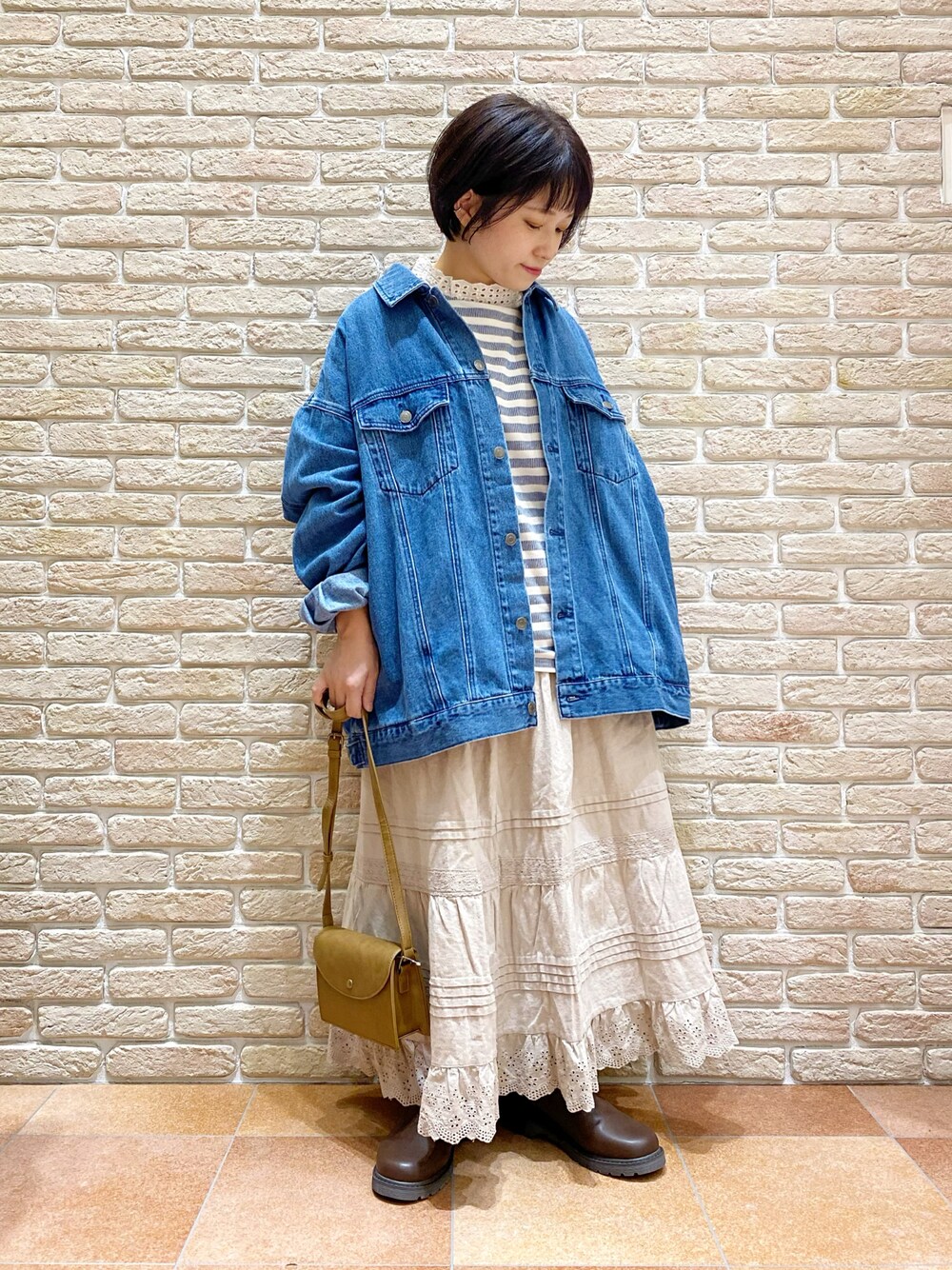 ホワイト系のTシャツ/カットソー、ブルー系のTシャツ/カットソー、ブルー系のデニムジャケットを着用したレディースの秋コーディネートの1枚目の写真